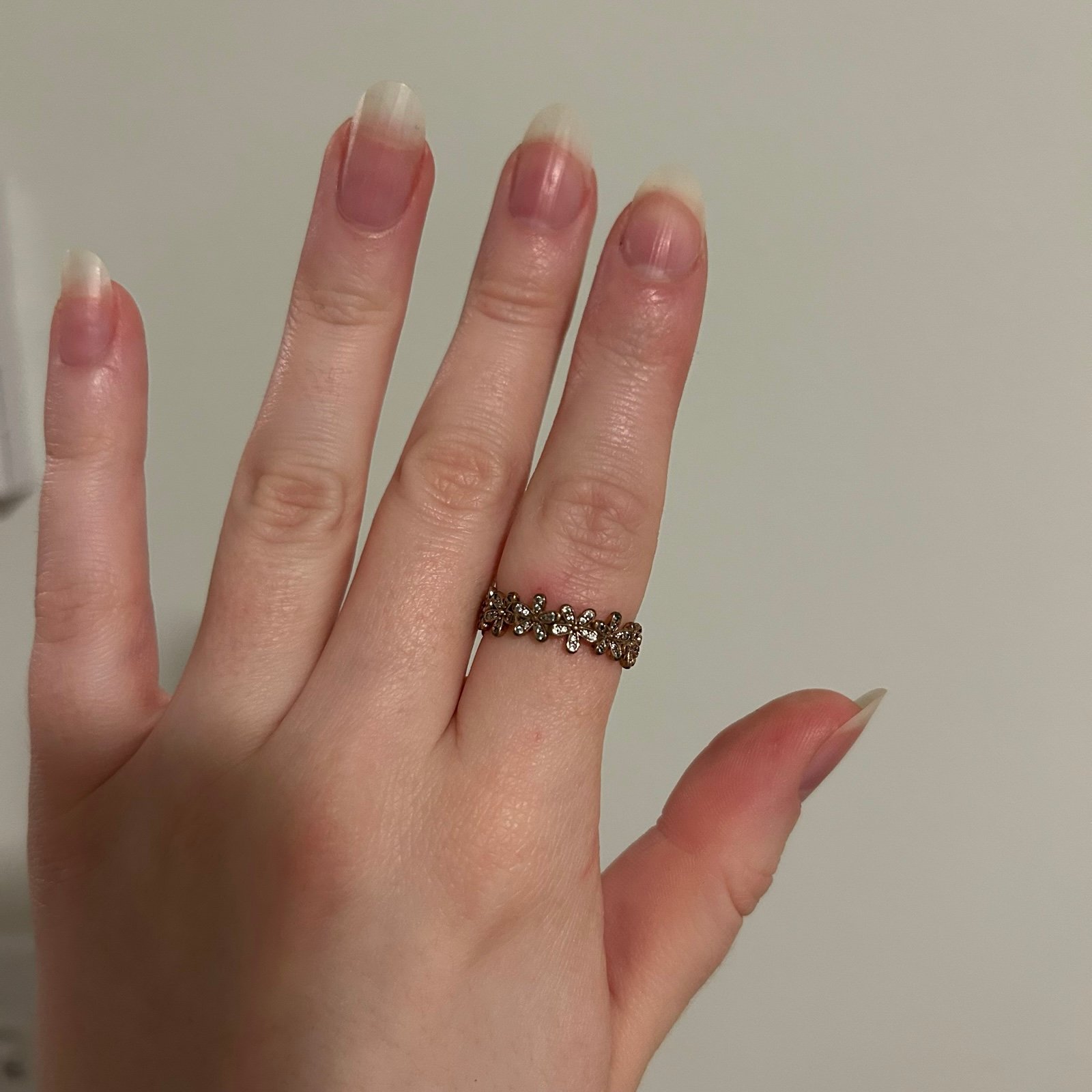 Pandora daisy flower ring in size 6 gold plated some wear and tarnishing