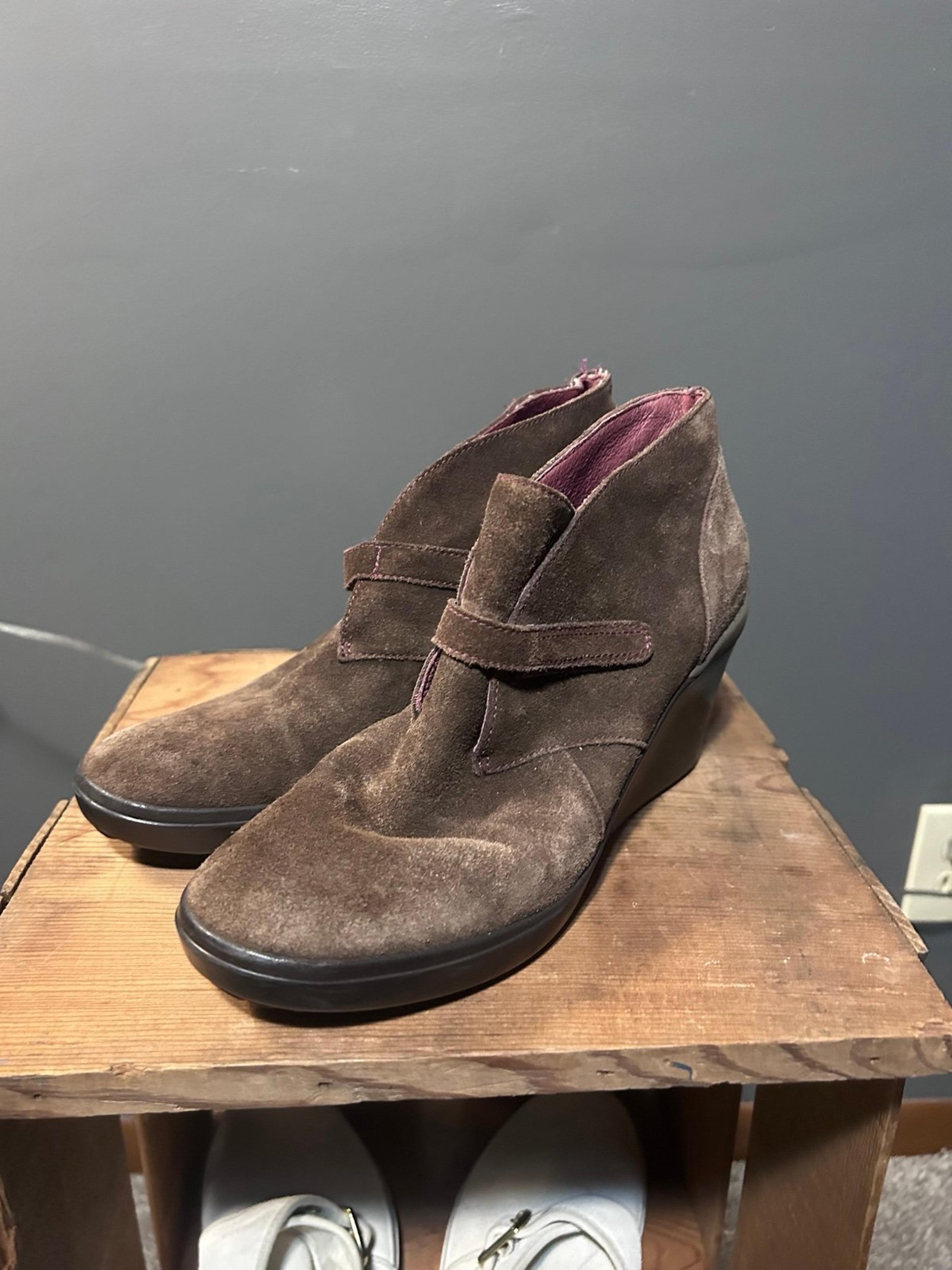 Tsubo Wedge Booties Decari Brown Suede Hook & Loop Ankle Boots Womens Size 7.5