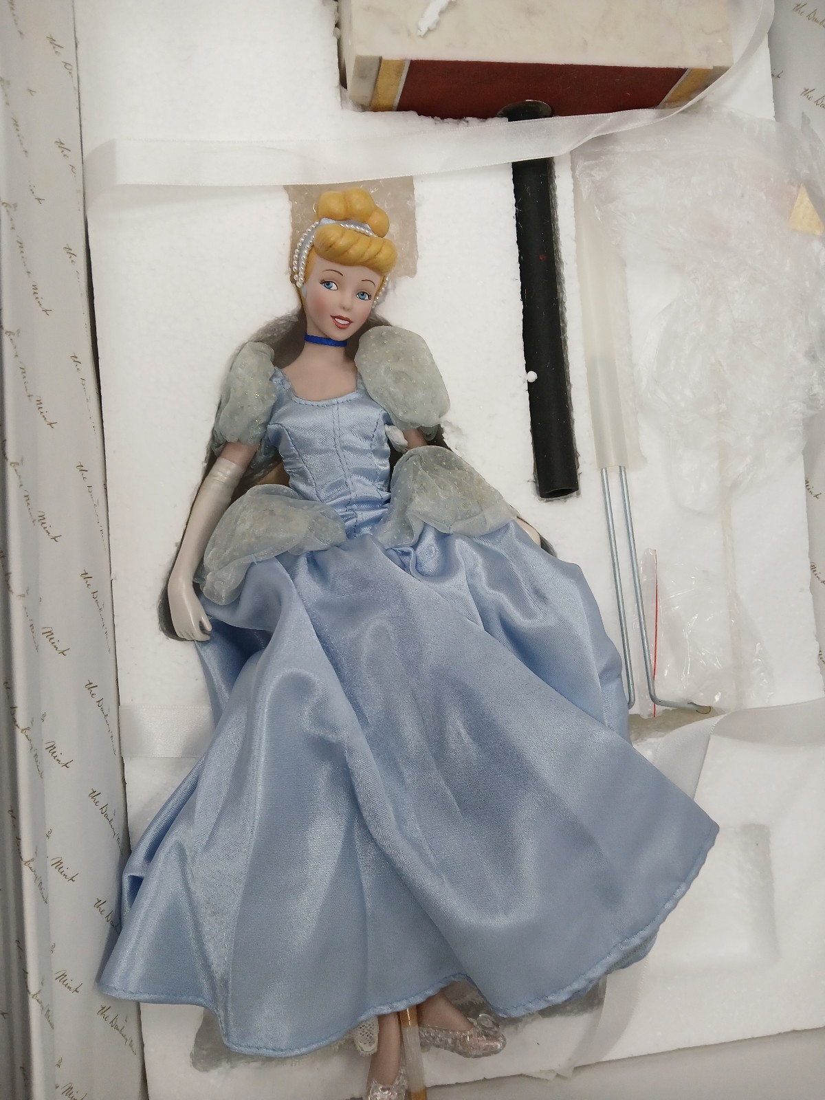 RARE!! DISNEY DANBURY MINT CINDERELLA DOLL FIBER OPTICS & GLASS SLIPPER (HTF)