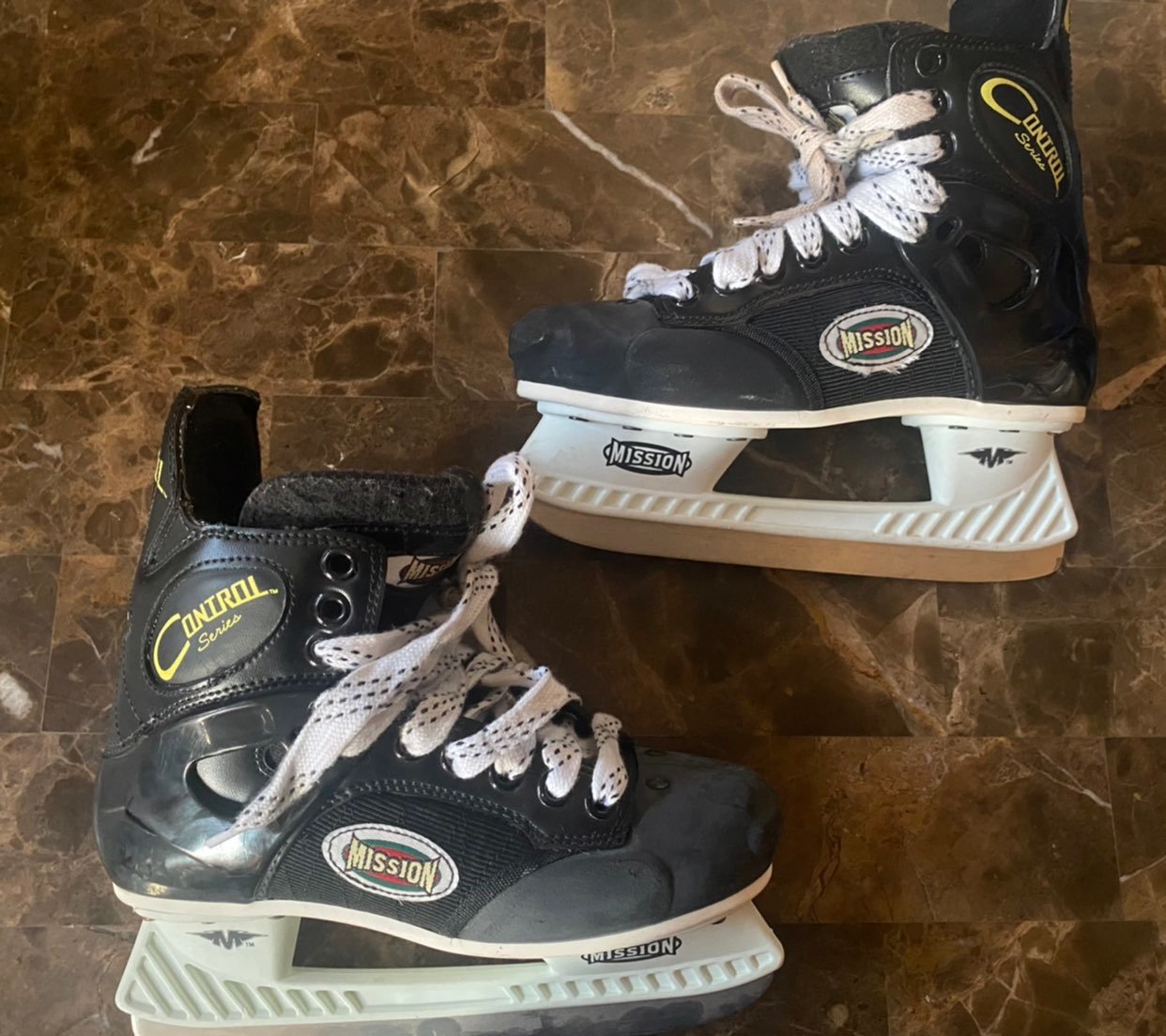 HOCKEY ICE SKATES MISSION CONTROL SERIES SIZE 5. Nice Condition