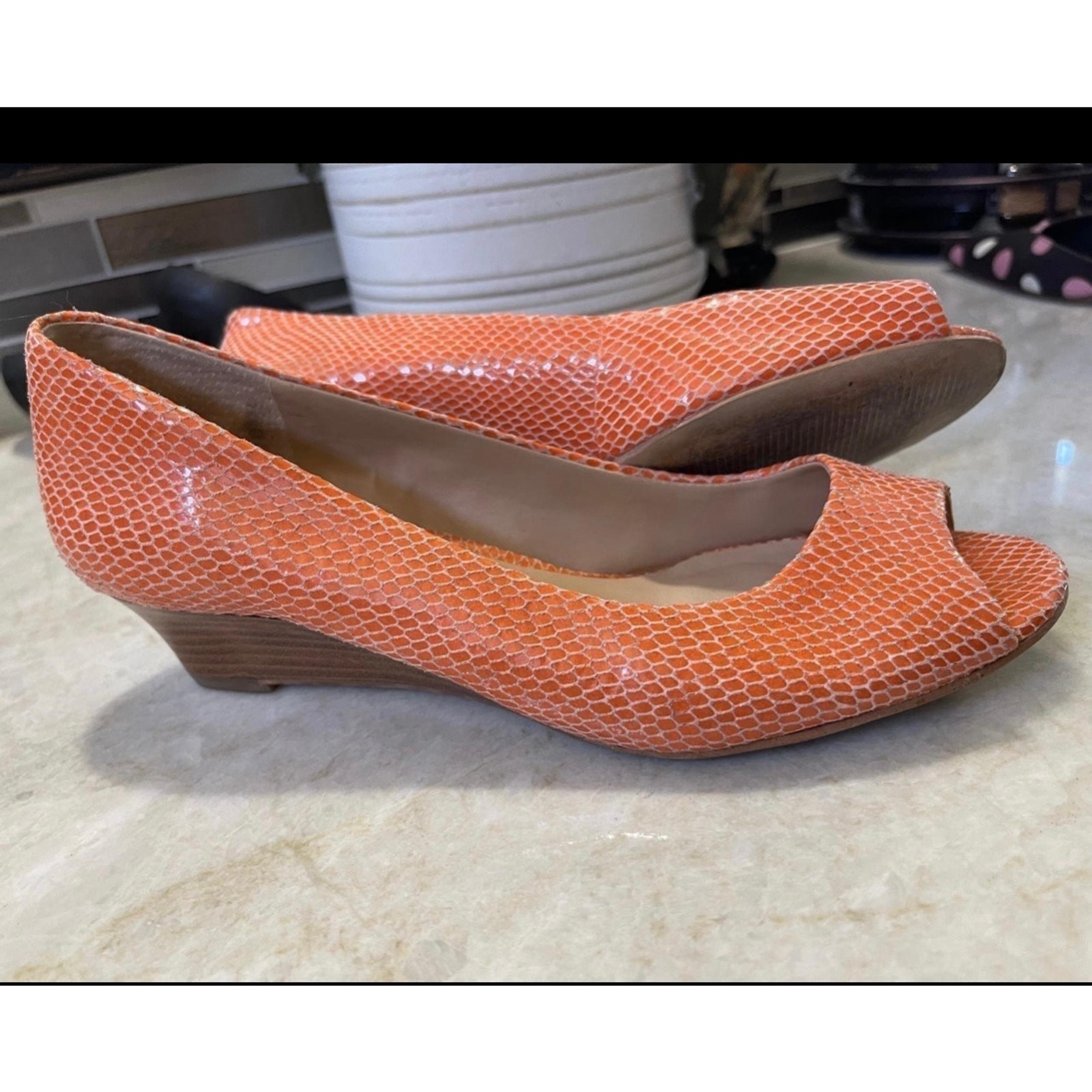Arturo Chiang wedge pumps Sz 6-1/2  orange snakeprint
