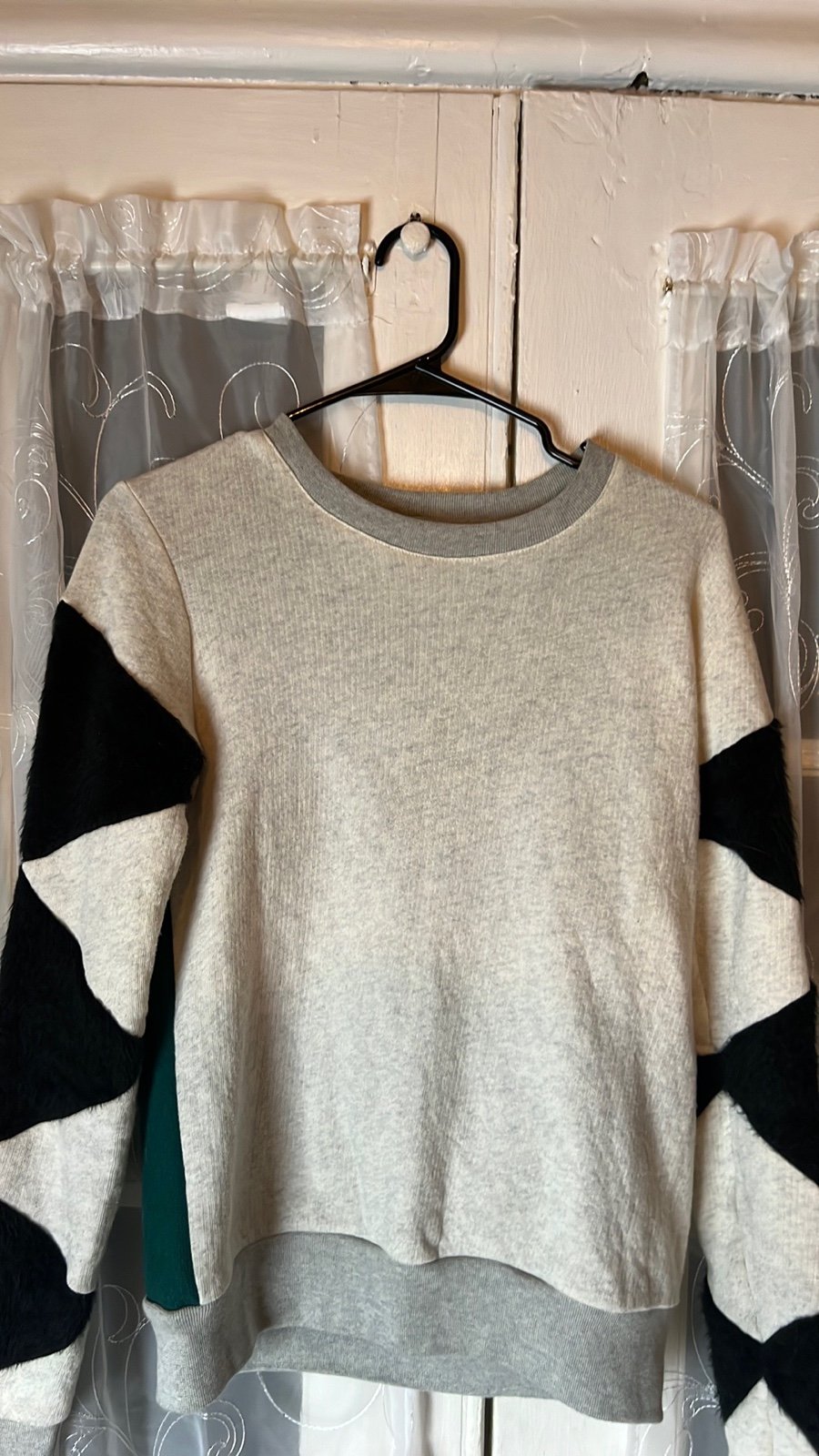 19 4T Women’s Sweatshirt With Faux Fur Sleeves Block Color Size Small