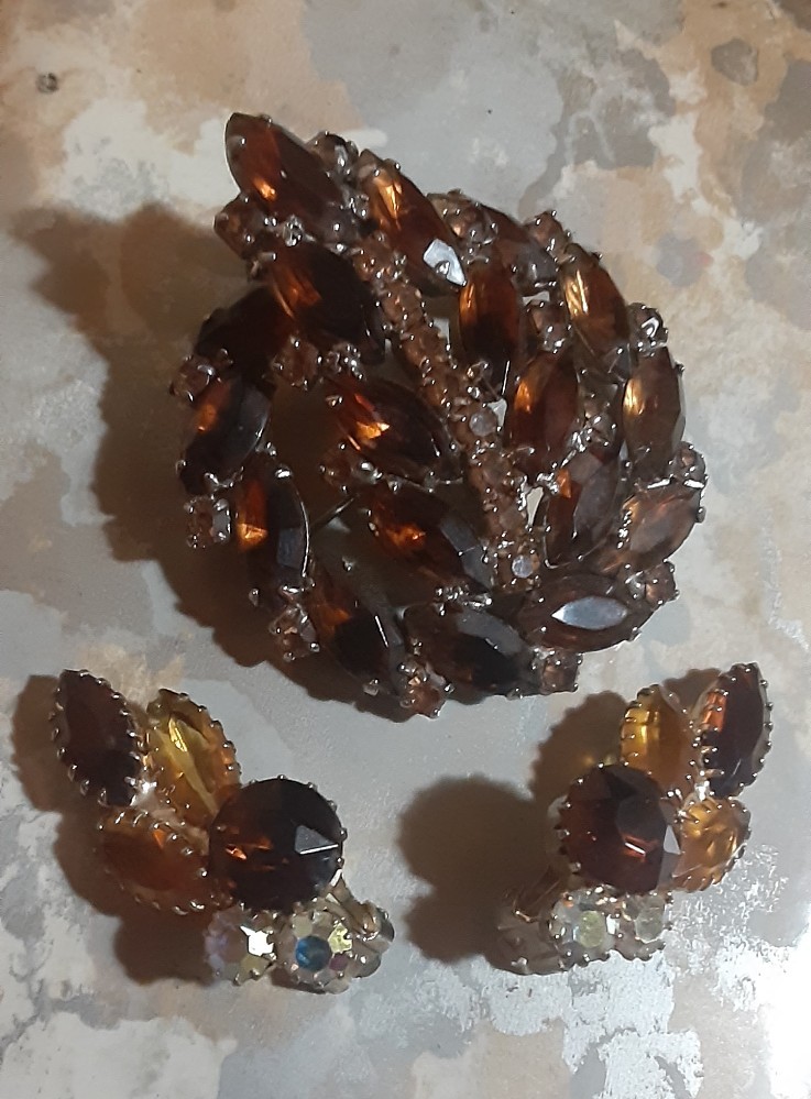 c1950 AMBER HUES GLASS BROOCH + Climbing EARRINGS