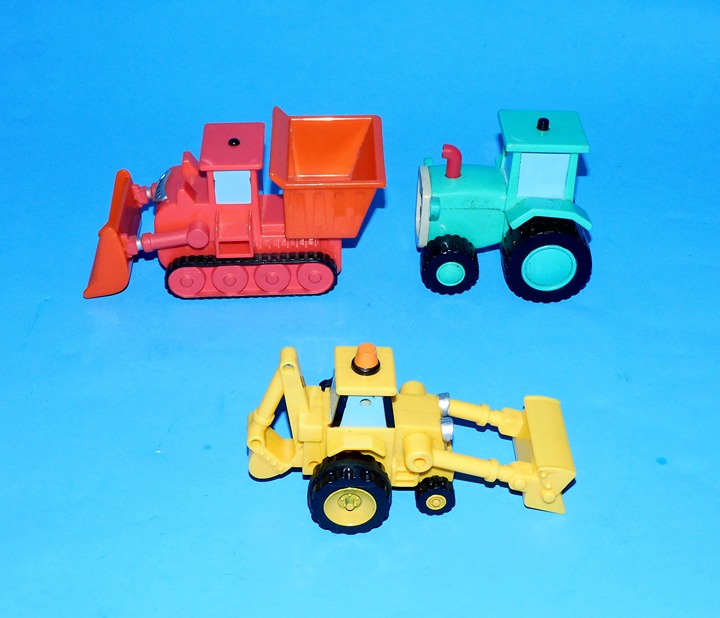 2001 HASBRO BOB THE BUILDER MUCH DUMPTRUCK, SCOOP, TRAVIS THE TRACTOR TOYS