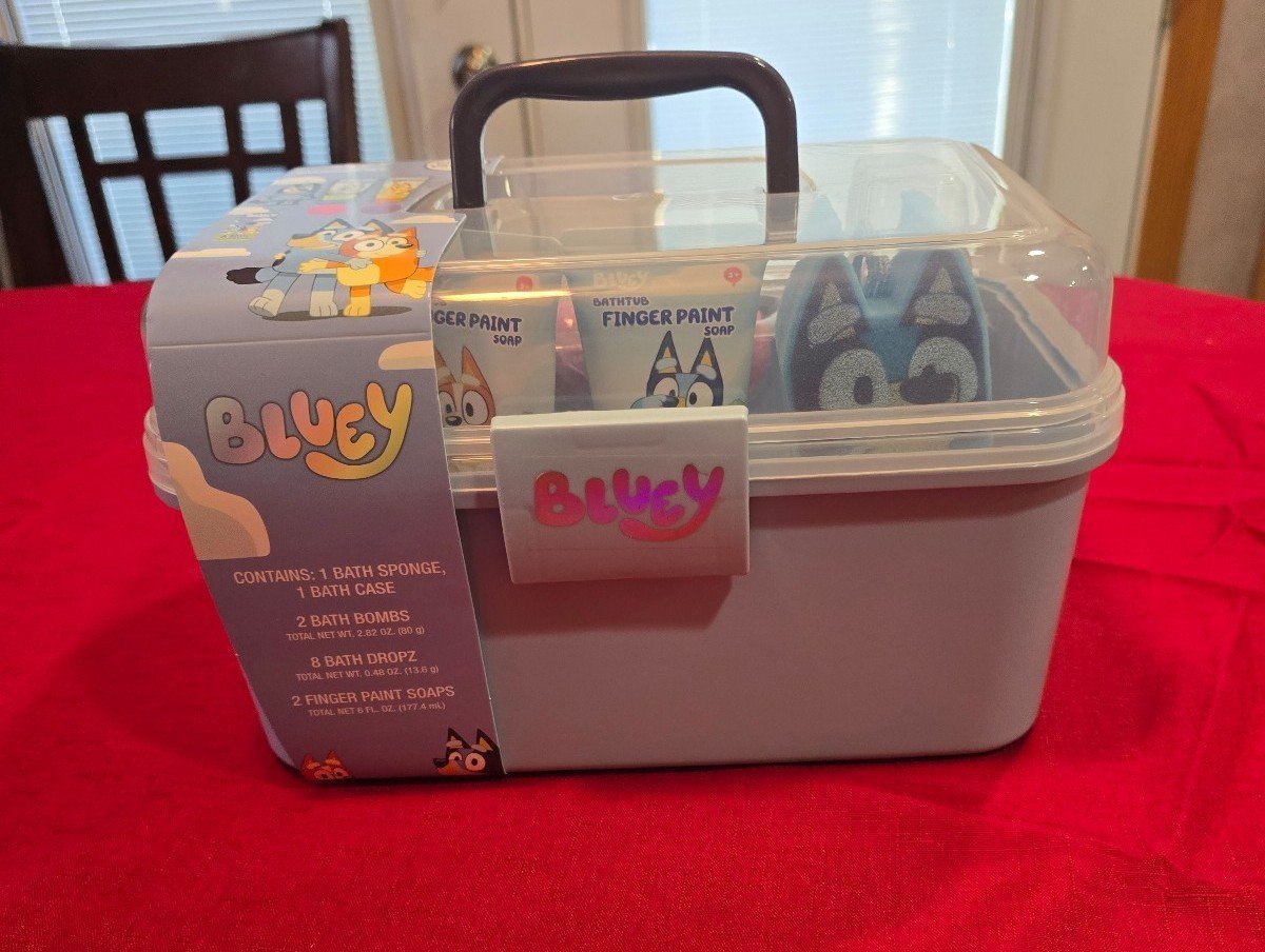 NEW & HARD TO FIND BLUEY BATH CASE SET