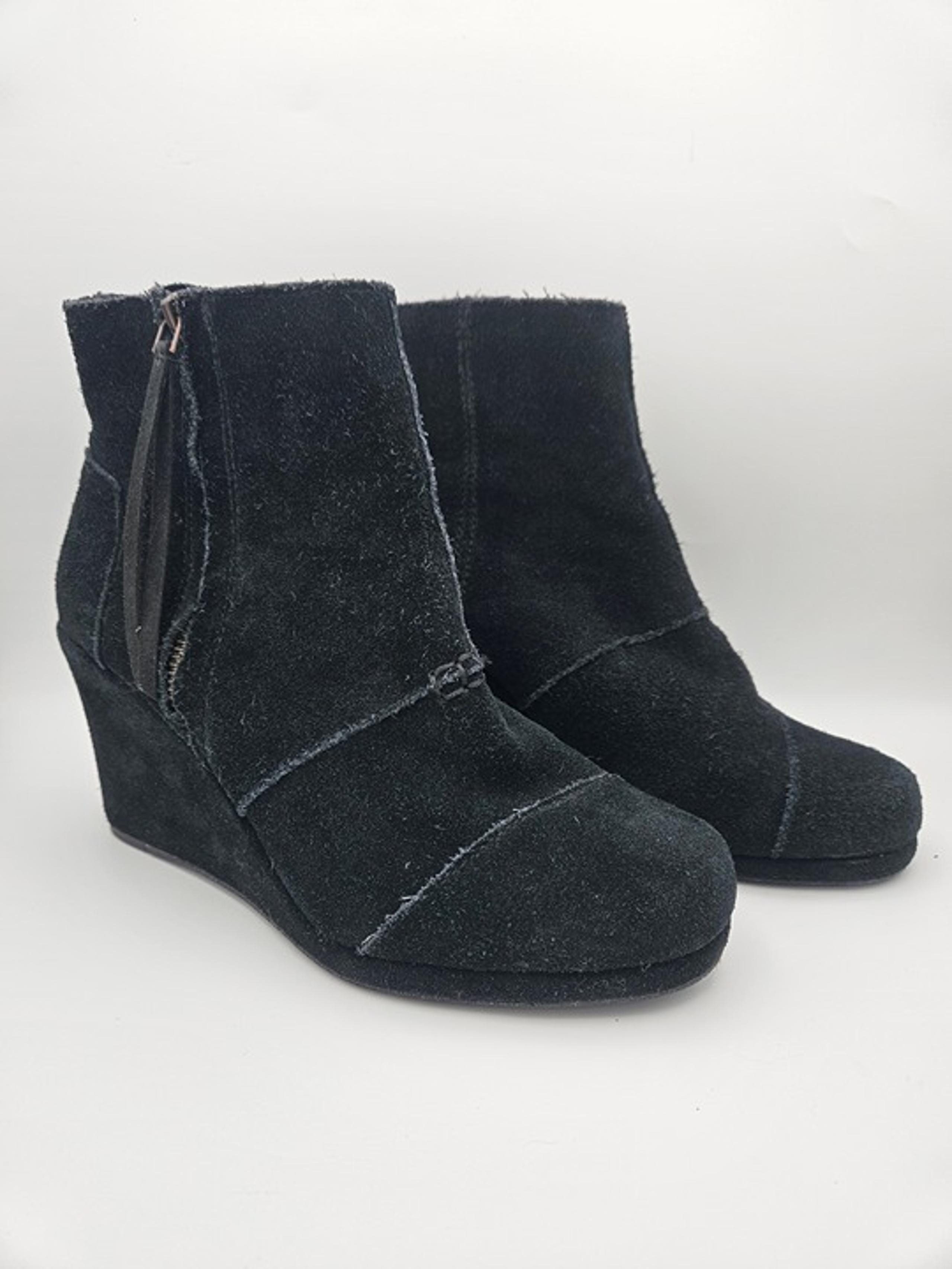TOMS Black Suede Wedge Boot with Tassle Zipper Size 8.5 (Like New)