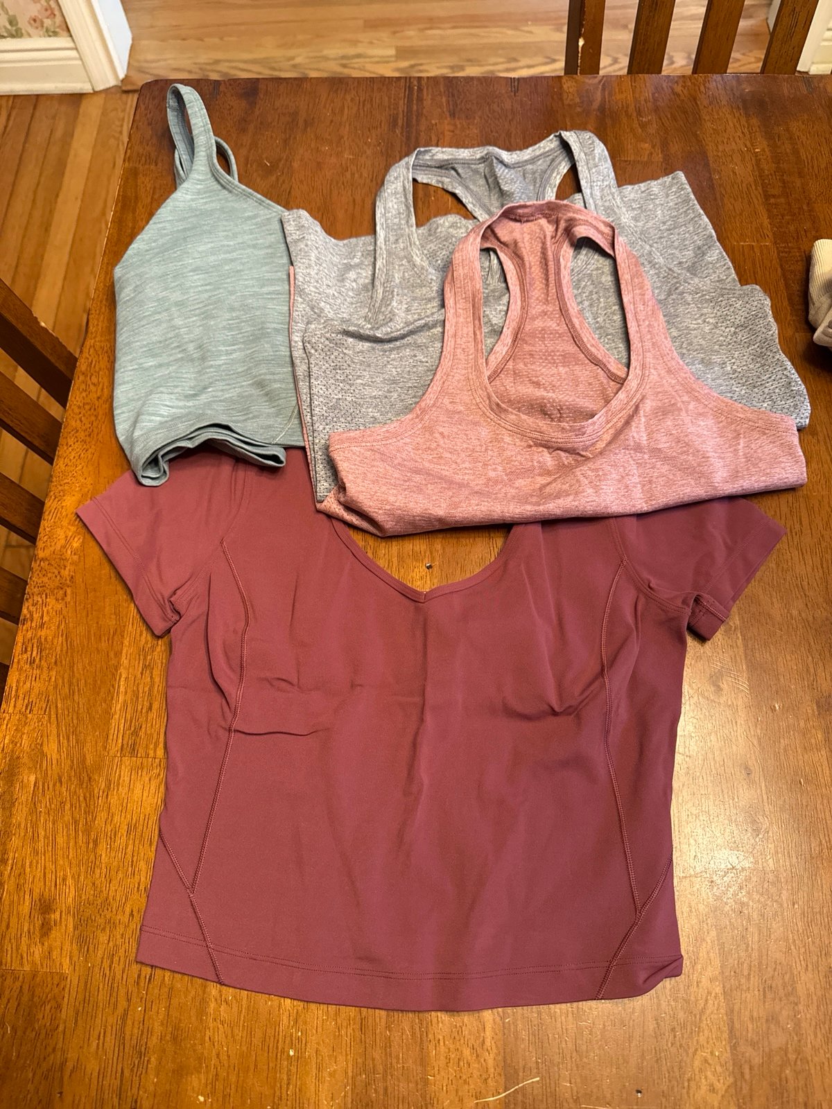 Lululemon sports bras/tanks/top (4) size 6