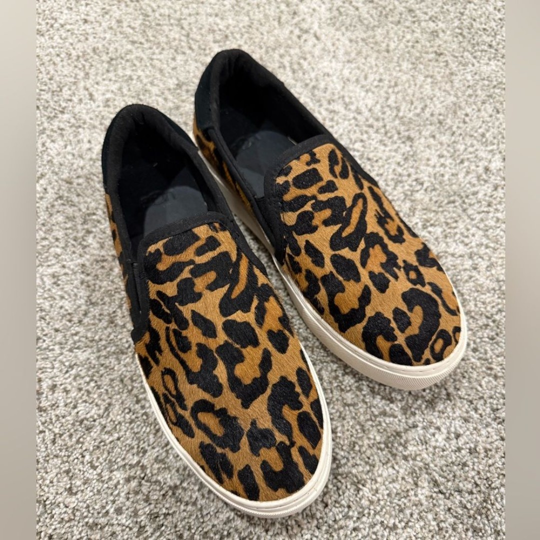UGG Size 7 Leopard Cahlvan Slip On Shoes Leather Lining