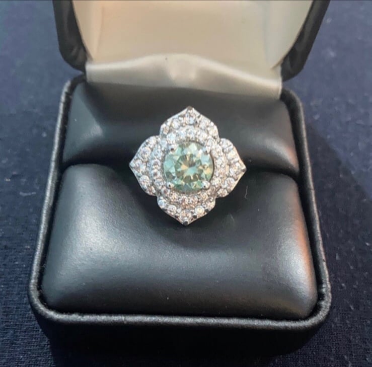 Beautiful 3.44CT Green and White Moissanite Diamond Cocktail Ring. Size 7. M4