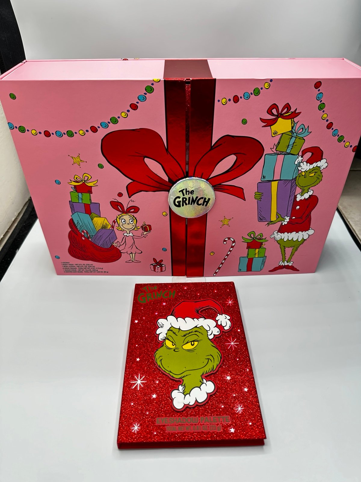 The Grinch Bath And Body Care Set 10 Pc Set Plus Eyeshadow Palette