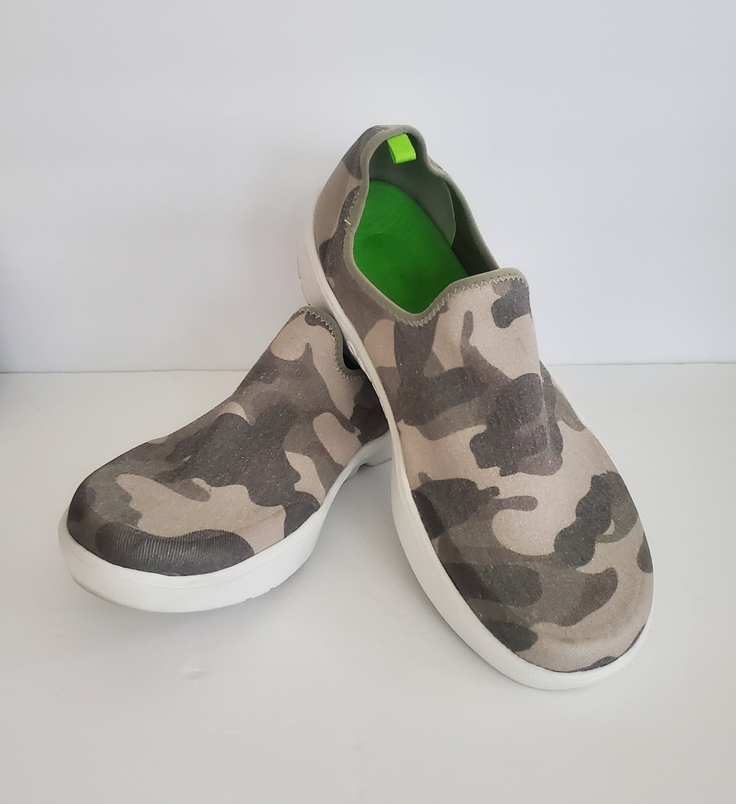 OOFOOS OOmg eeZee Low Green Camoflage Canvas Women's Slip On Shoe
