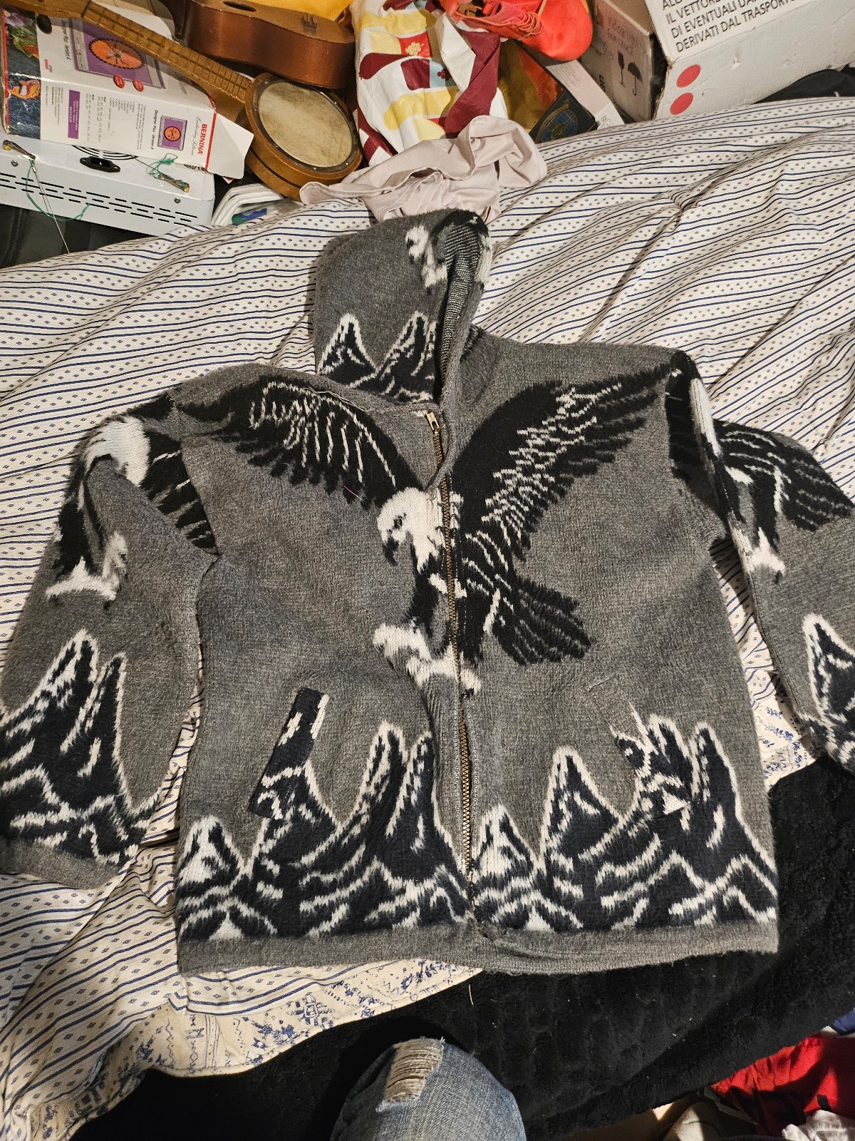 Vintage flying bold eagle hooded sweater m