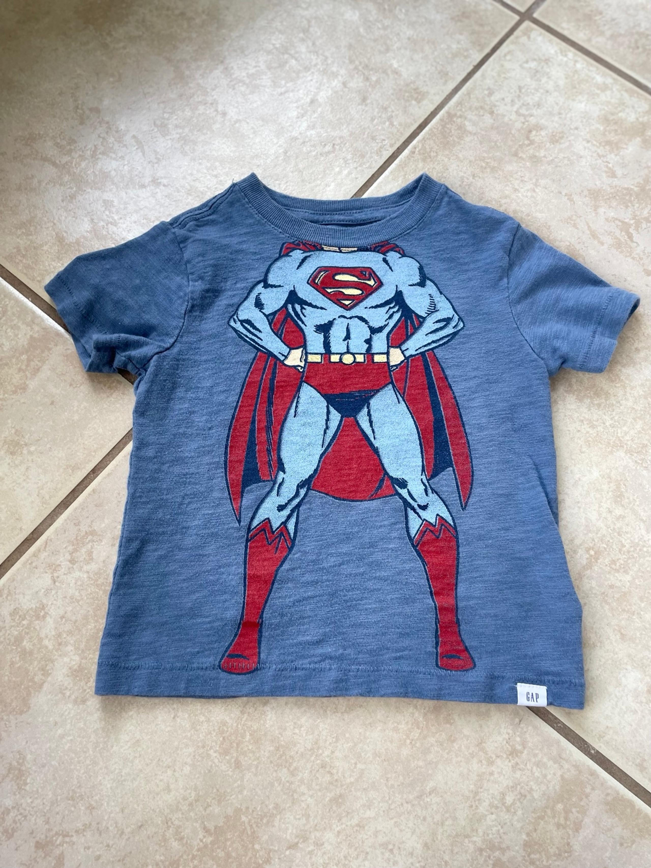 Super Cute Gap Superman Tee  size 2t  like new