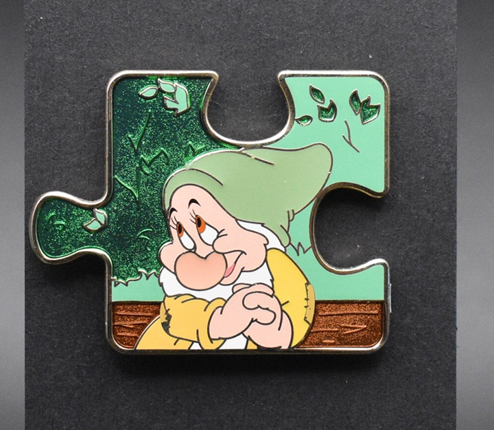 Disney Bashful Snow White Seven Dwarfs Character Connection Puzzle LE Pin (B6)
