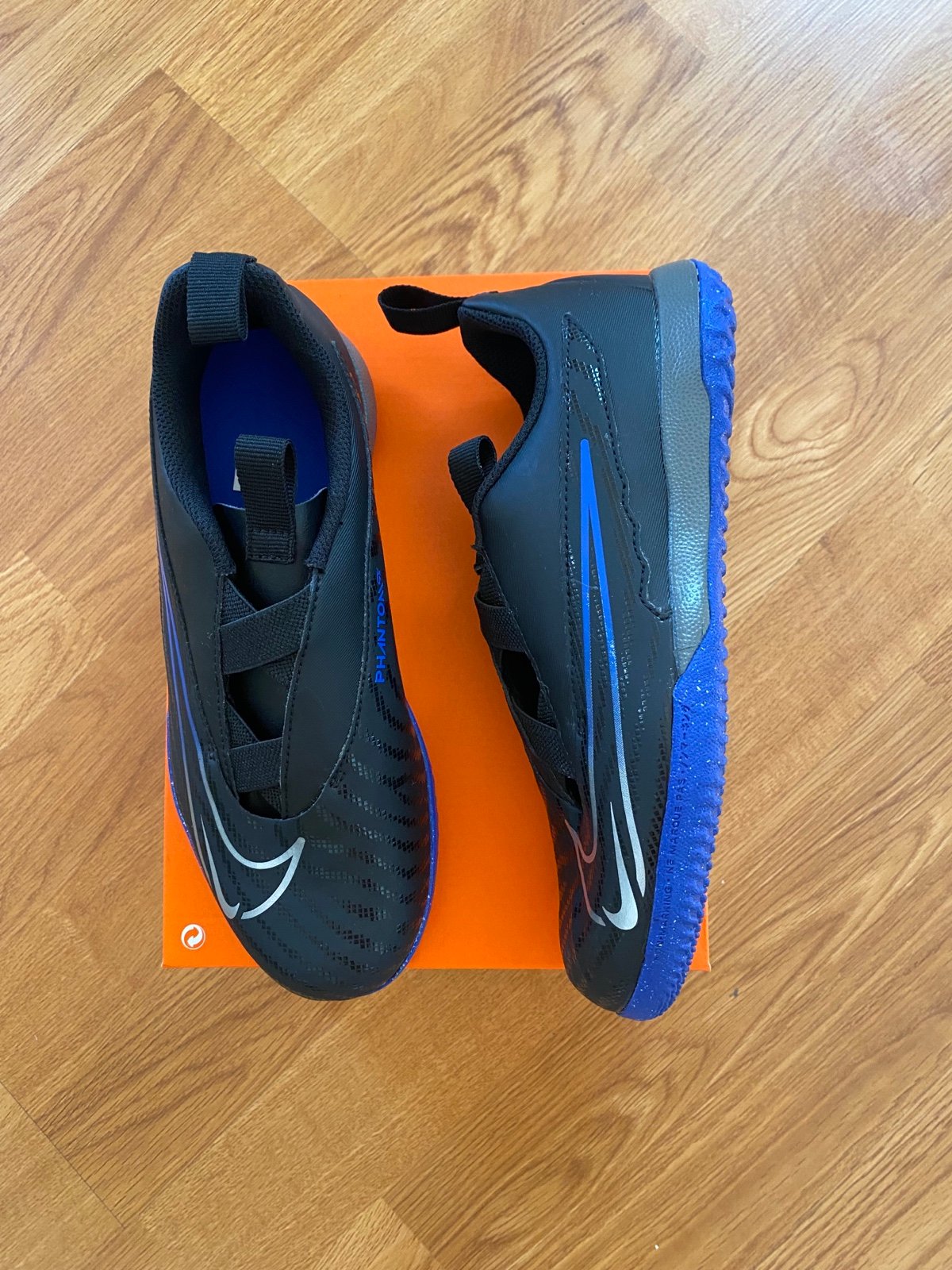 New boys Nike sz 4 Shoes Phantom