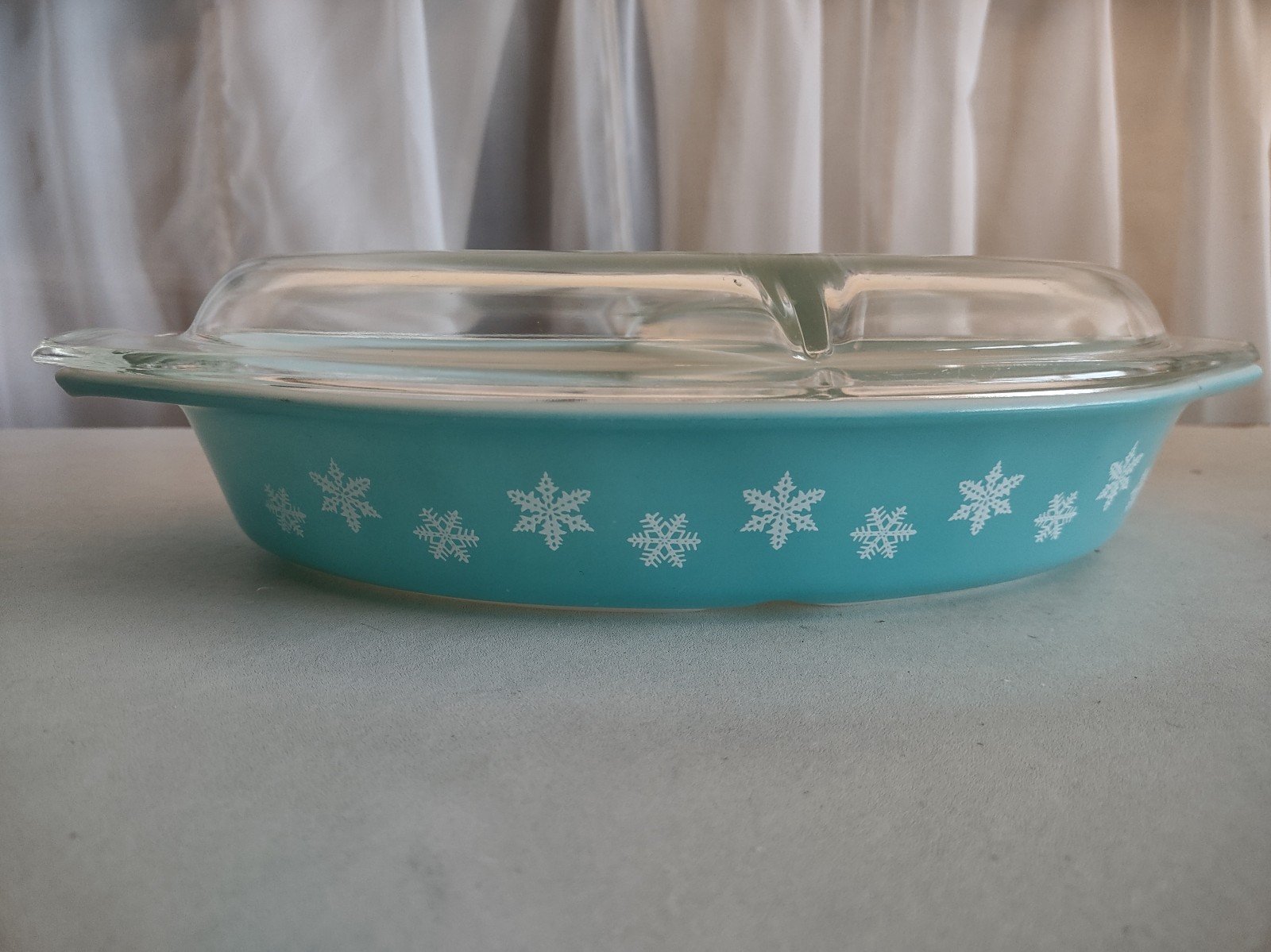 Pyrex turquoise snowflake split 1 1/2 quart casserole dish perfect cond