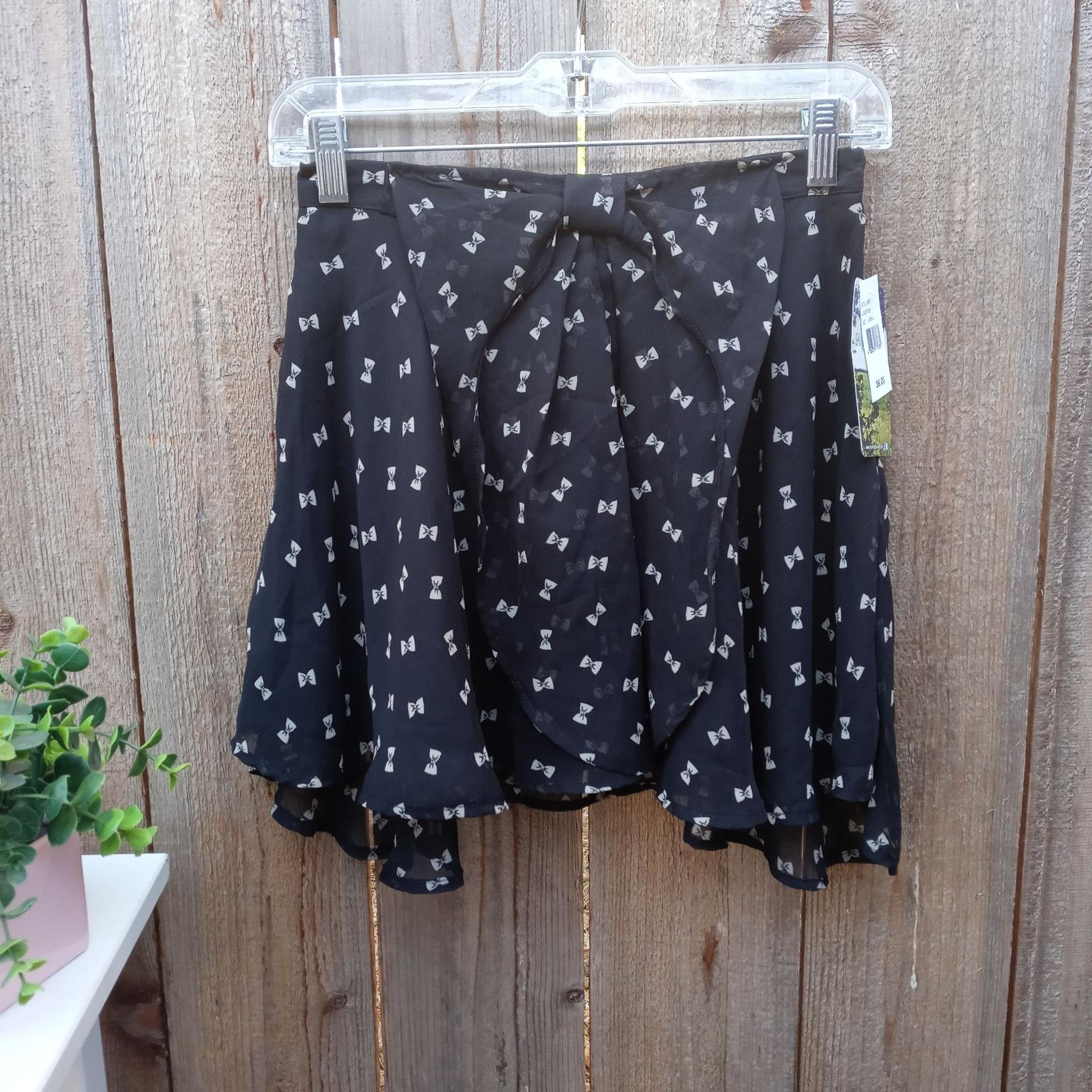 NWT Lily White Bow Print Mini Skirt Size