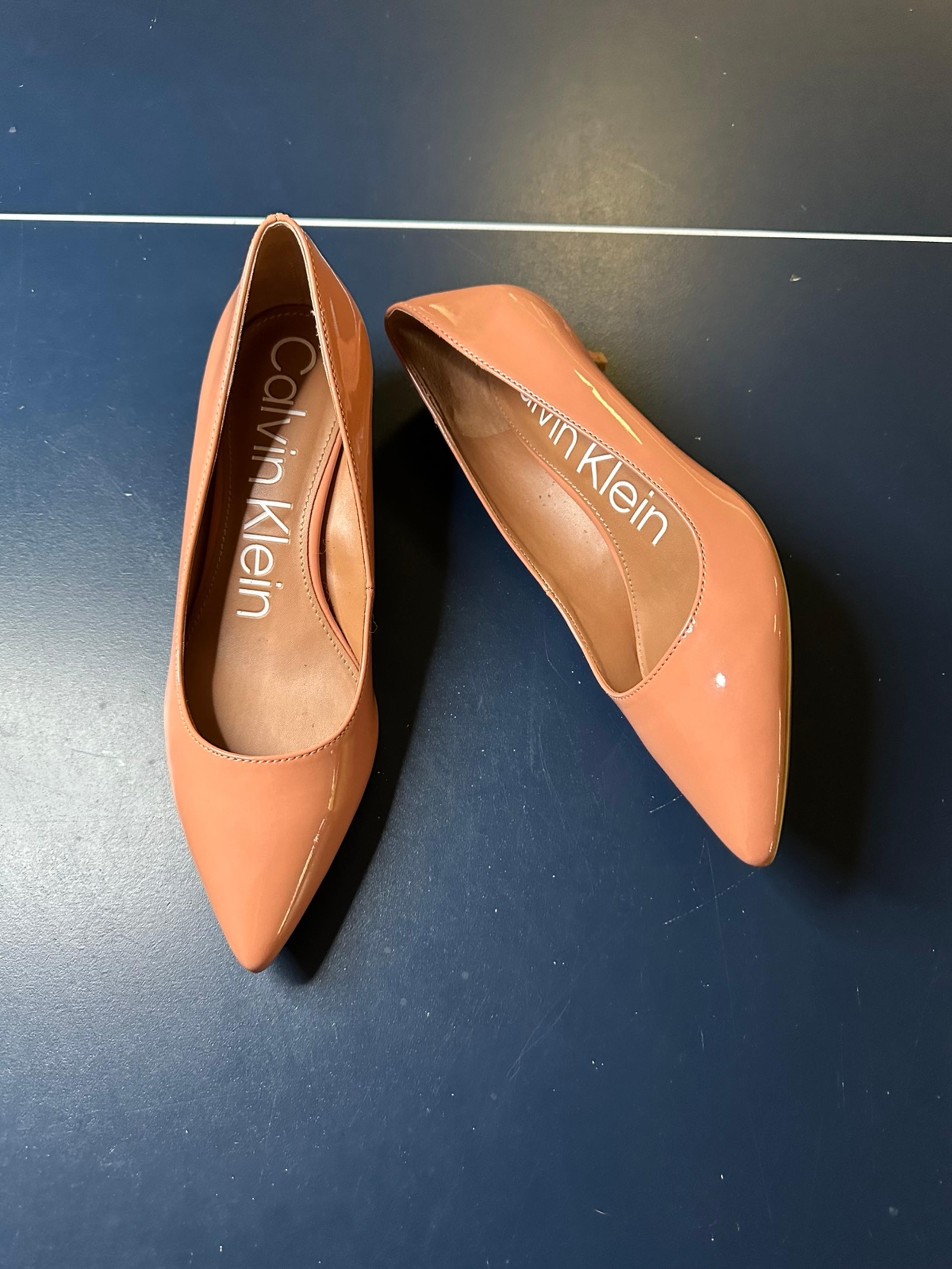 CALVIN KLEIN WOMENS GAYLE PUMP POINTED TOE STILETTO HEELS.. SLEEK DESIGN. Pink