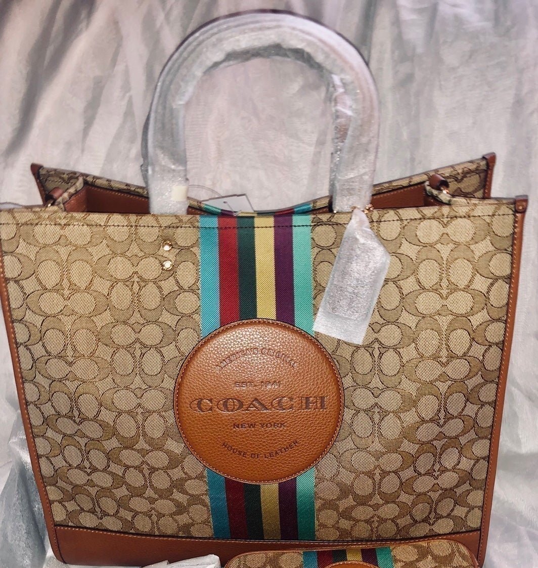 COACH DEMPSEY TOTE KHAKI/BROWN/REDWOOD EX-LRG + LOGO CHARM