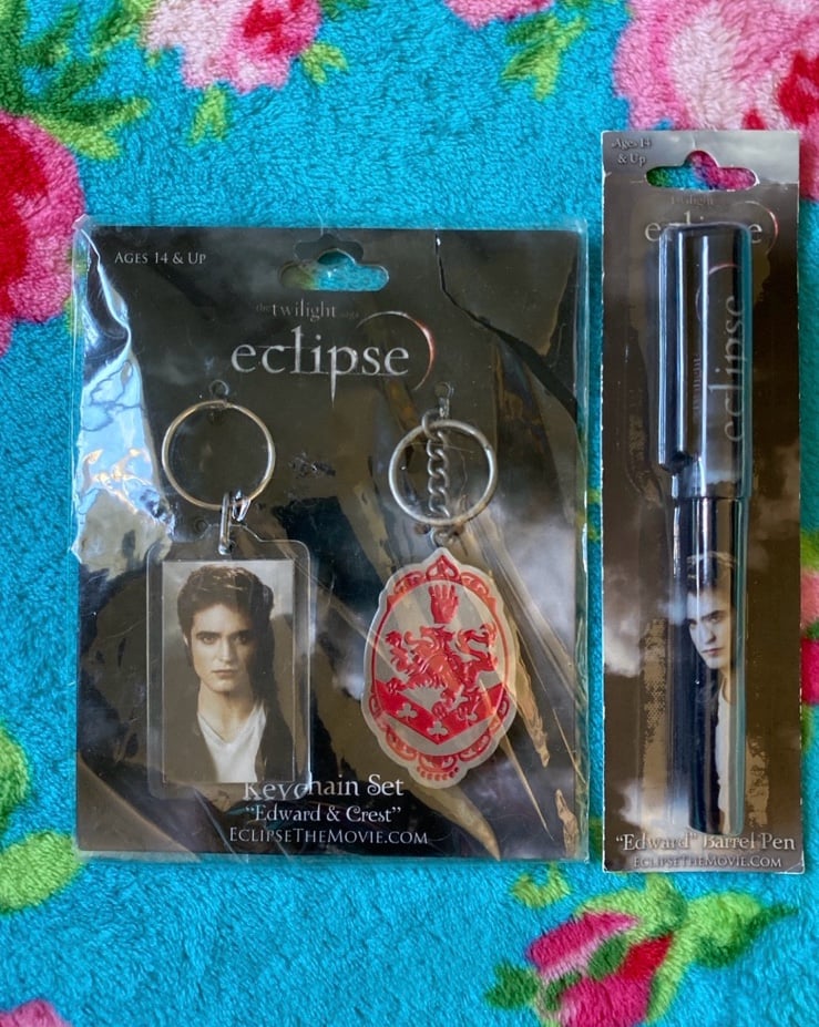 The Twilight Saga Eclipse “Edward & Crest” Keychain Set and Edward Barrel Pen
