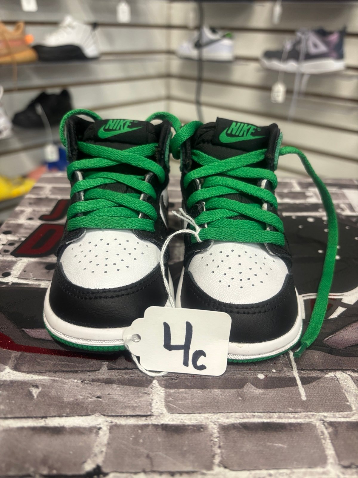 Air Jordan 1 color green-white-black size 4C for the boys and girls