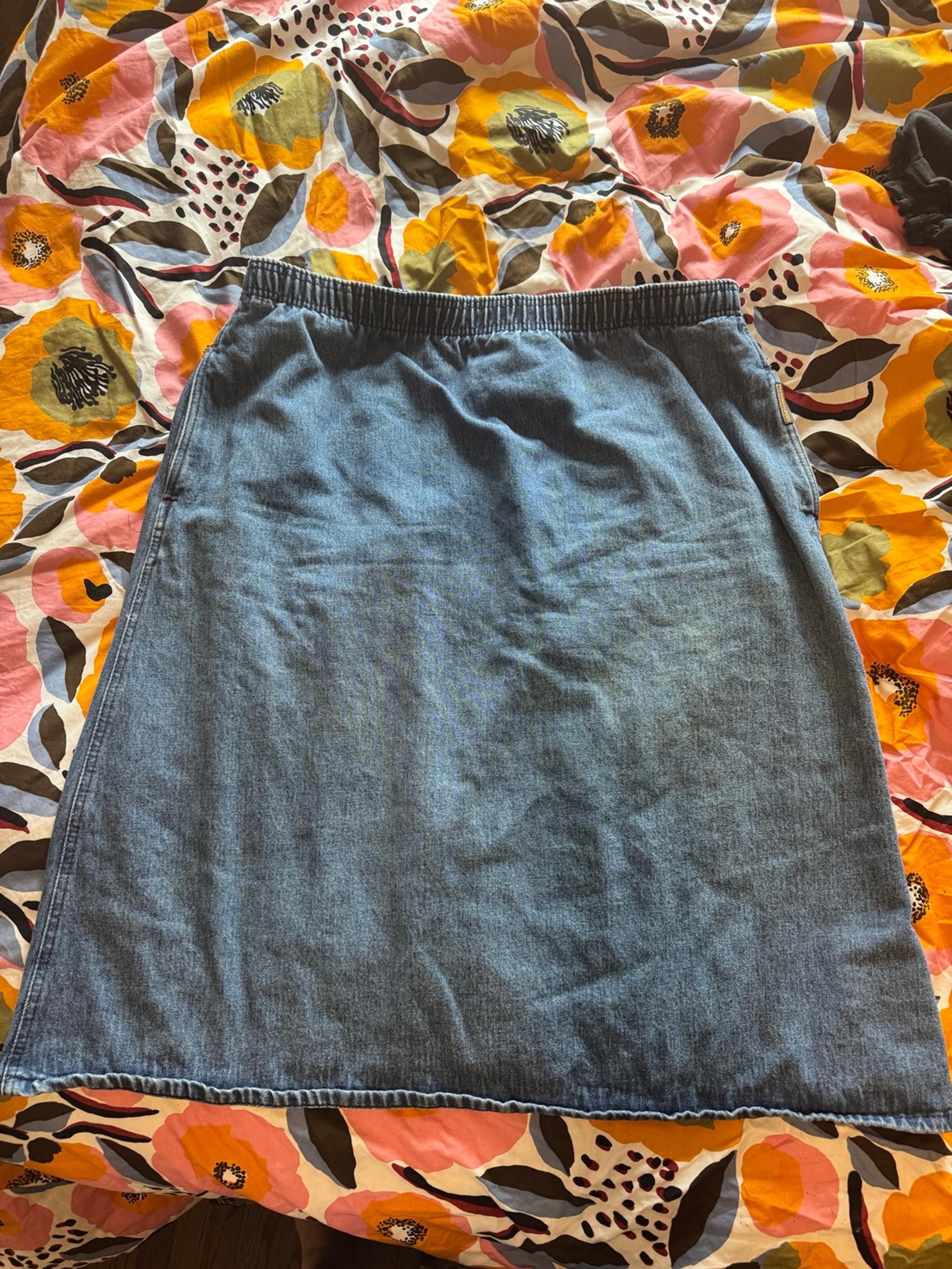 Vintage women’s plus size denim skirt with elastic waist