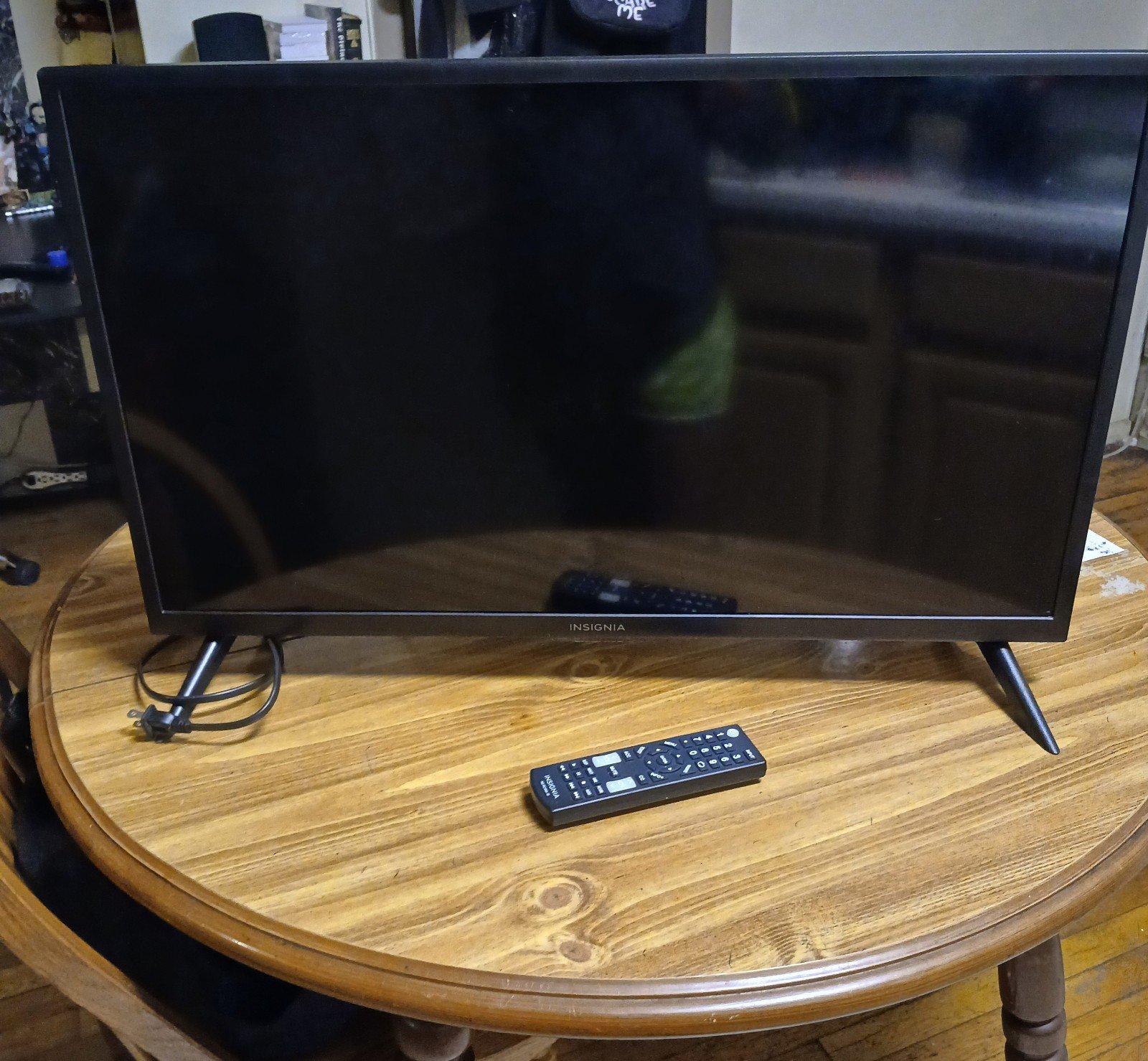 32 INSIGNIA FLAT SCREEN TV WITH REMOTE