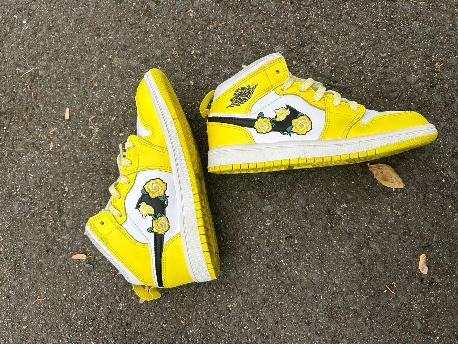 Nike Boys Air Jordan Mid Yellow and White Rose Size 12C.