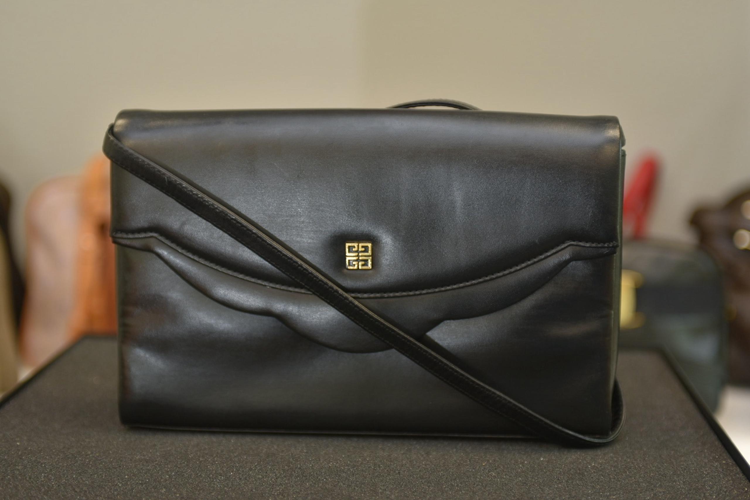 GIVENCHY SACS Leather Shoulder Cross Body Bag Purse Vintage SALE