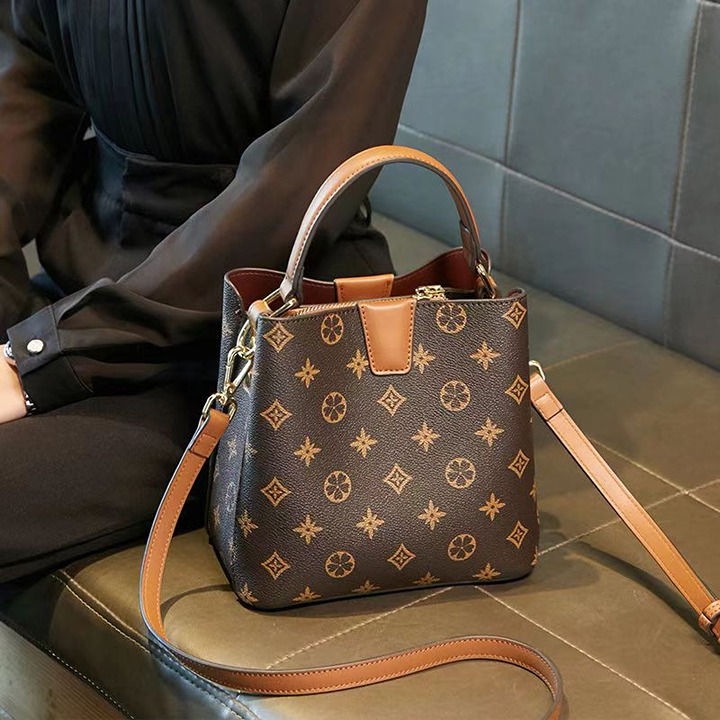 Genuine Leather Women's Bucket Bag Large Capacity Shoulder Crossbody Bag Out Han