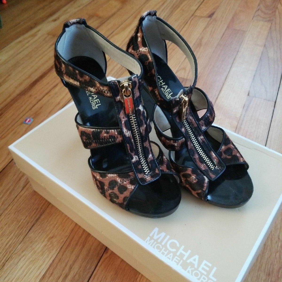 7.5 Michael Kors printed heels