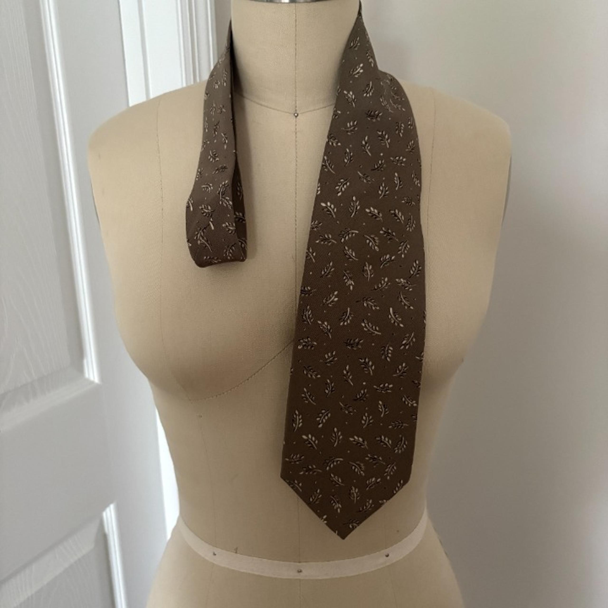 Barneys New York Men's Necktie Made in Italy 100% Silk Tie