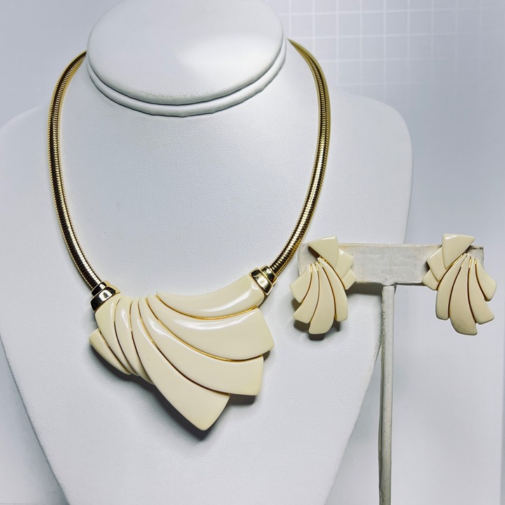 Crown Trifari Gold Tone & Cream Lucite Necklace With Clip On Earrings (5832)