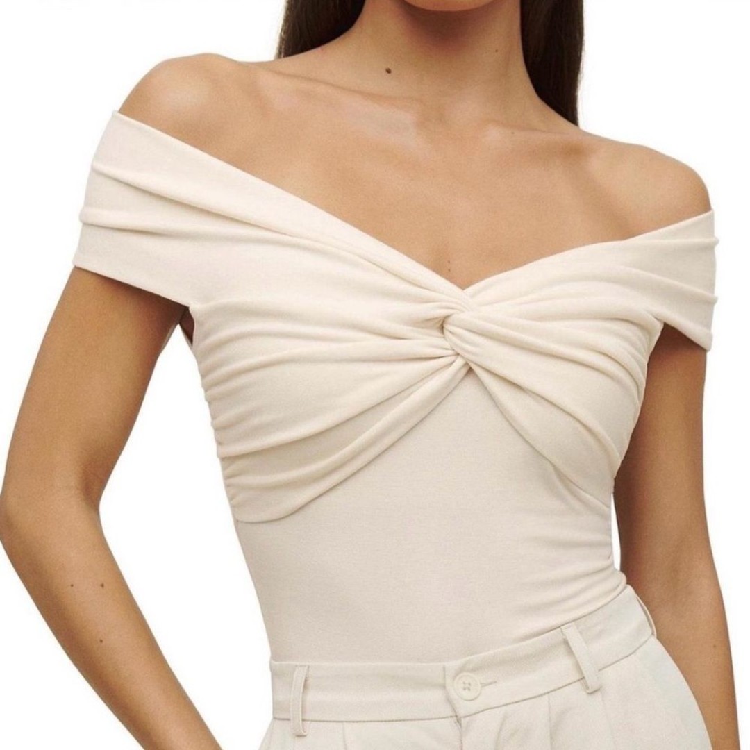 NWT Reformation Ezlynn Knit Top Off Shoulder
Short Sleeve Twist Front Cream S