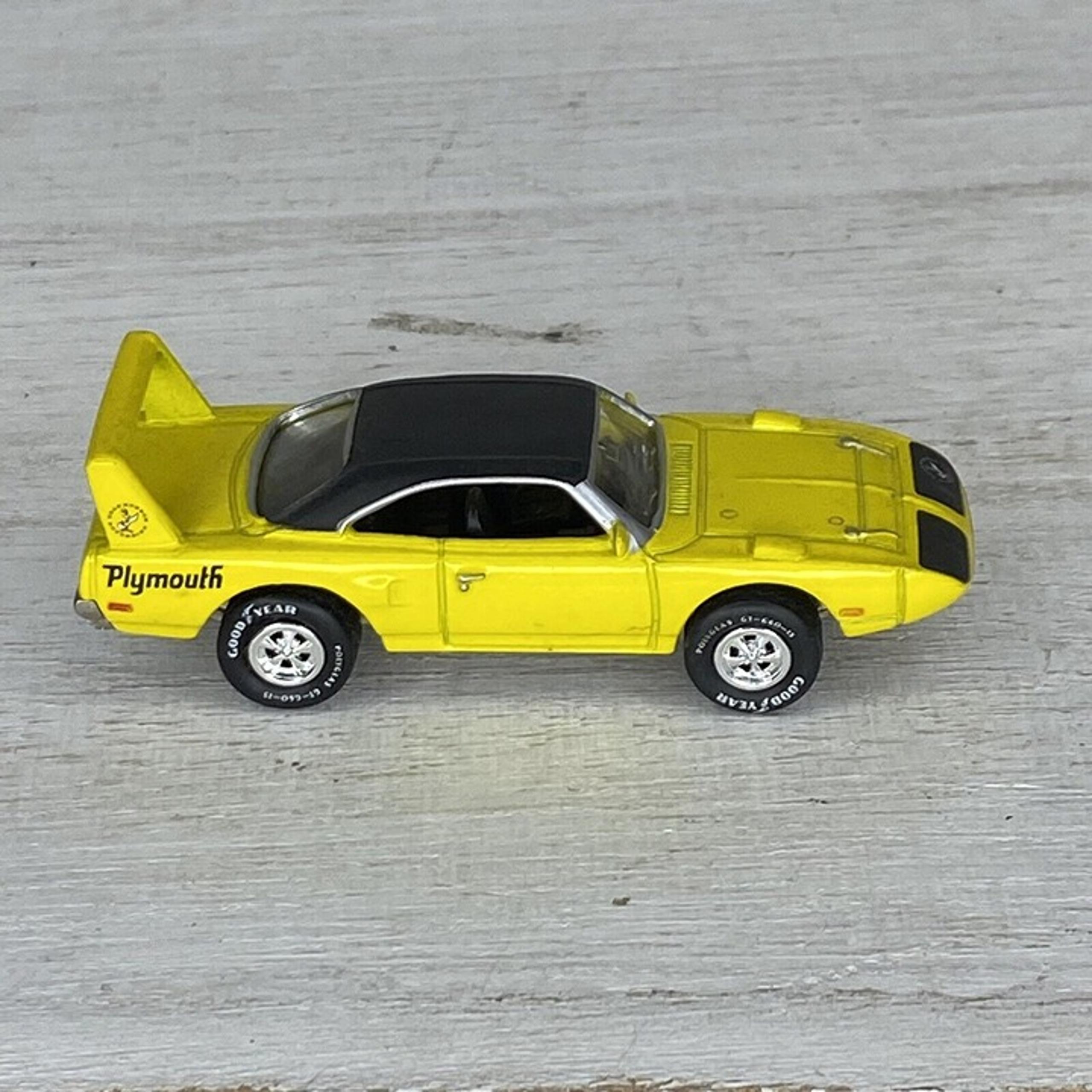 Johnny Lighting 1970 Plymouth SUPERBIRD Mopar Muscle 1:64 Yellow