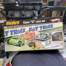 Hot Wheels (Sizzlers Giant O’ Race Track) “2006” FACTORY SEALED