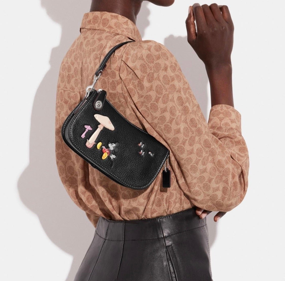 リテール品 COACH x DISNEY ☆Swinger 20 Mickey And Mushroom Coach X Disney Swinger 20 Bag with Mickey Mouse Black