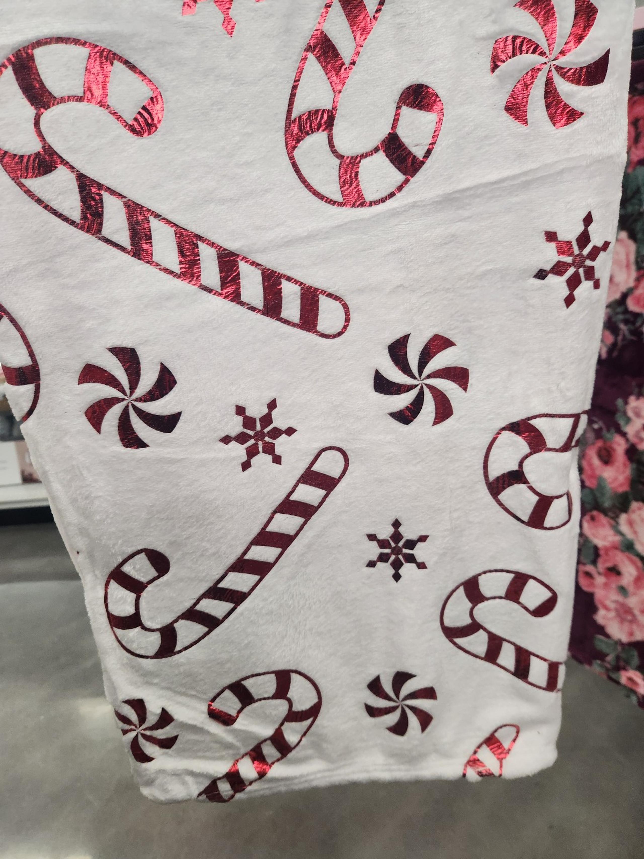 Christmas Throw Blanket Candy Candy Red & White 50" x 70" - NEW SUPER SOFT