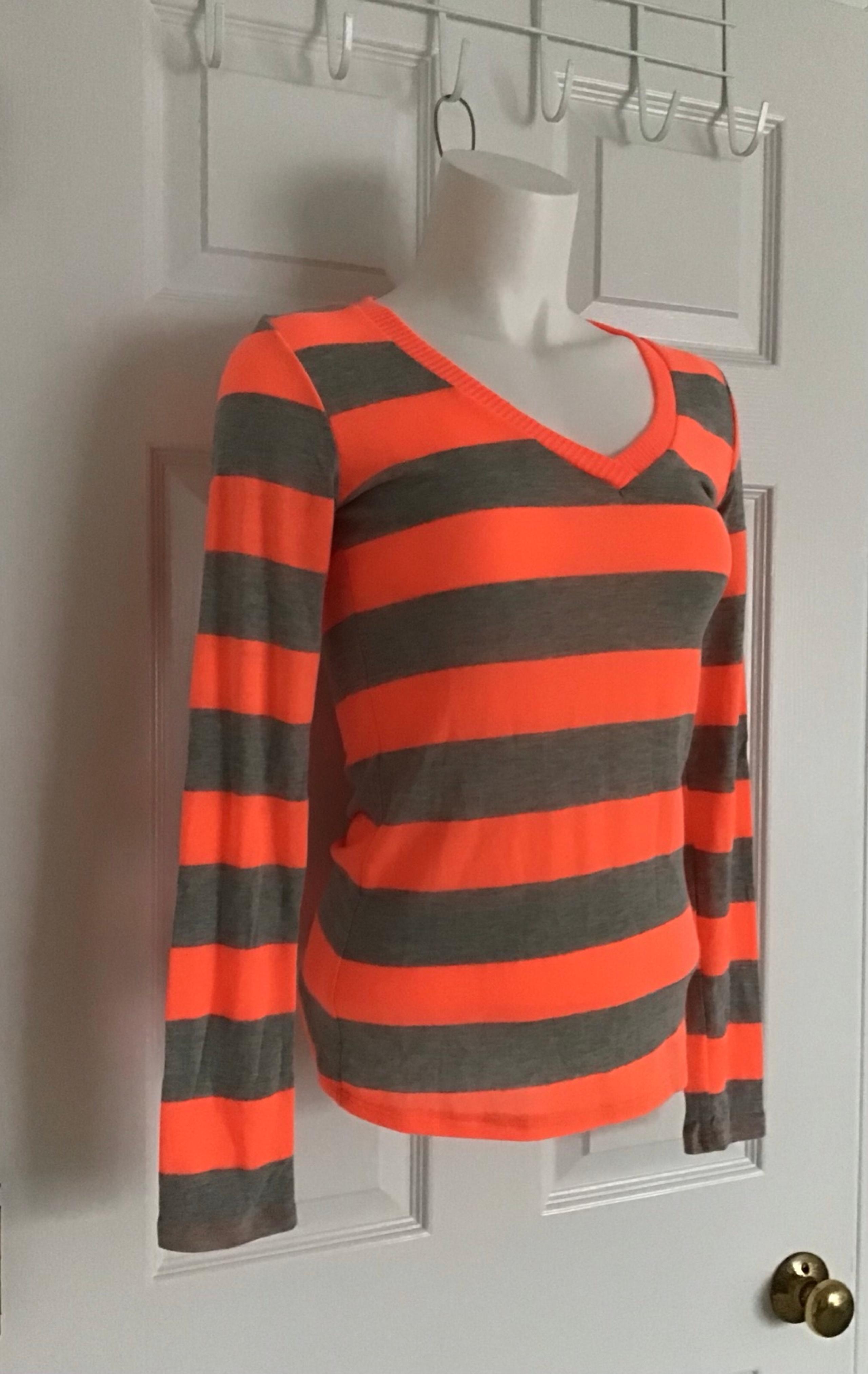 One Clothing Beige Orange Stripe Pullover Top Sweater V-Neck Size S