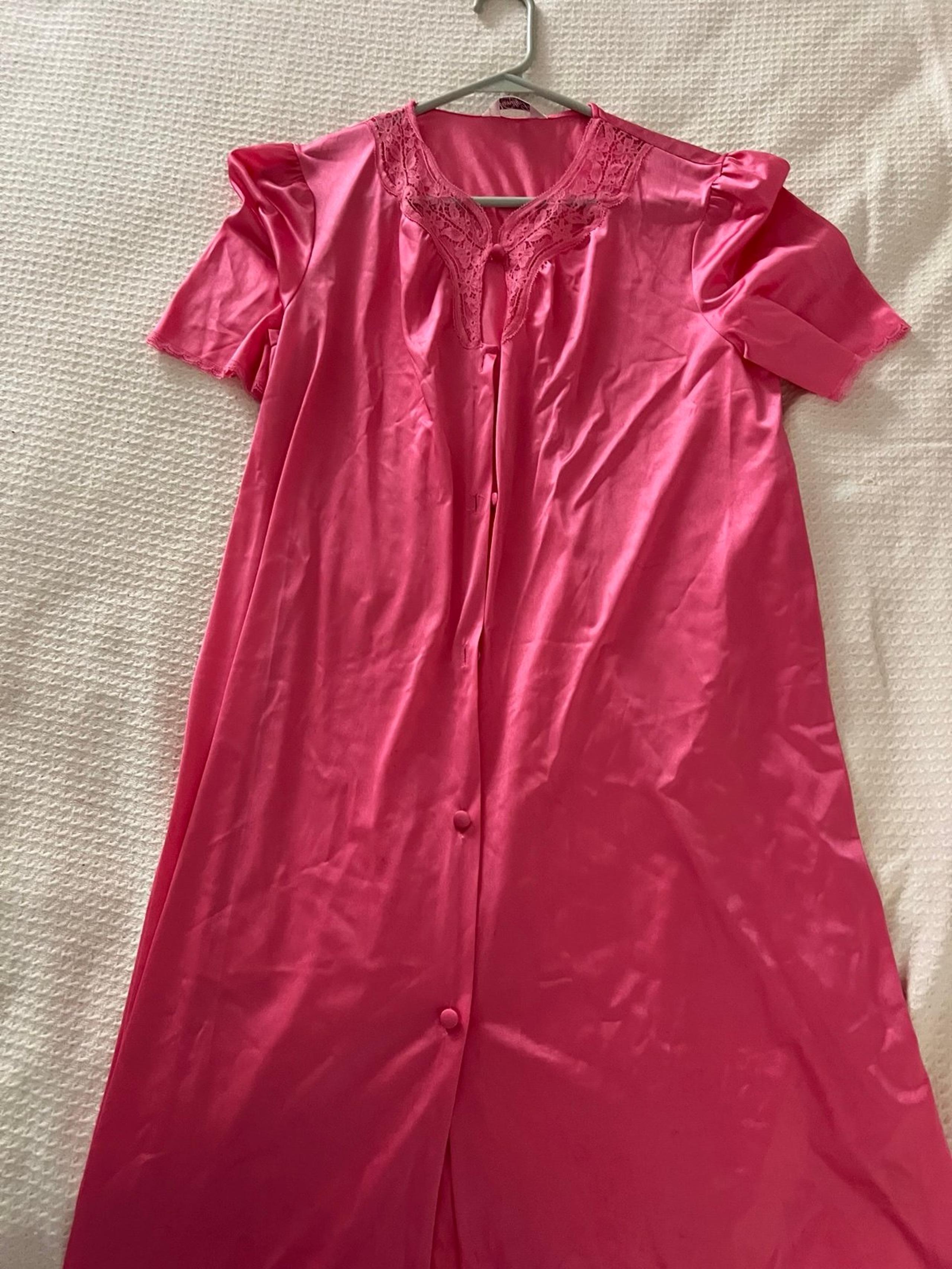 Vtg Vanity Fair women’s Small  pink nylon robe with lace neck made in USA