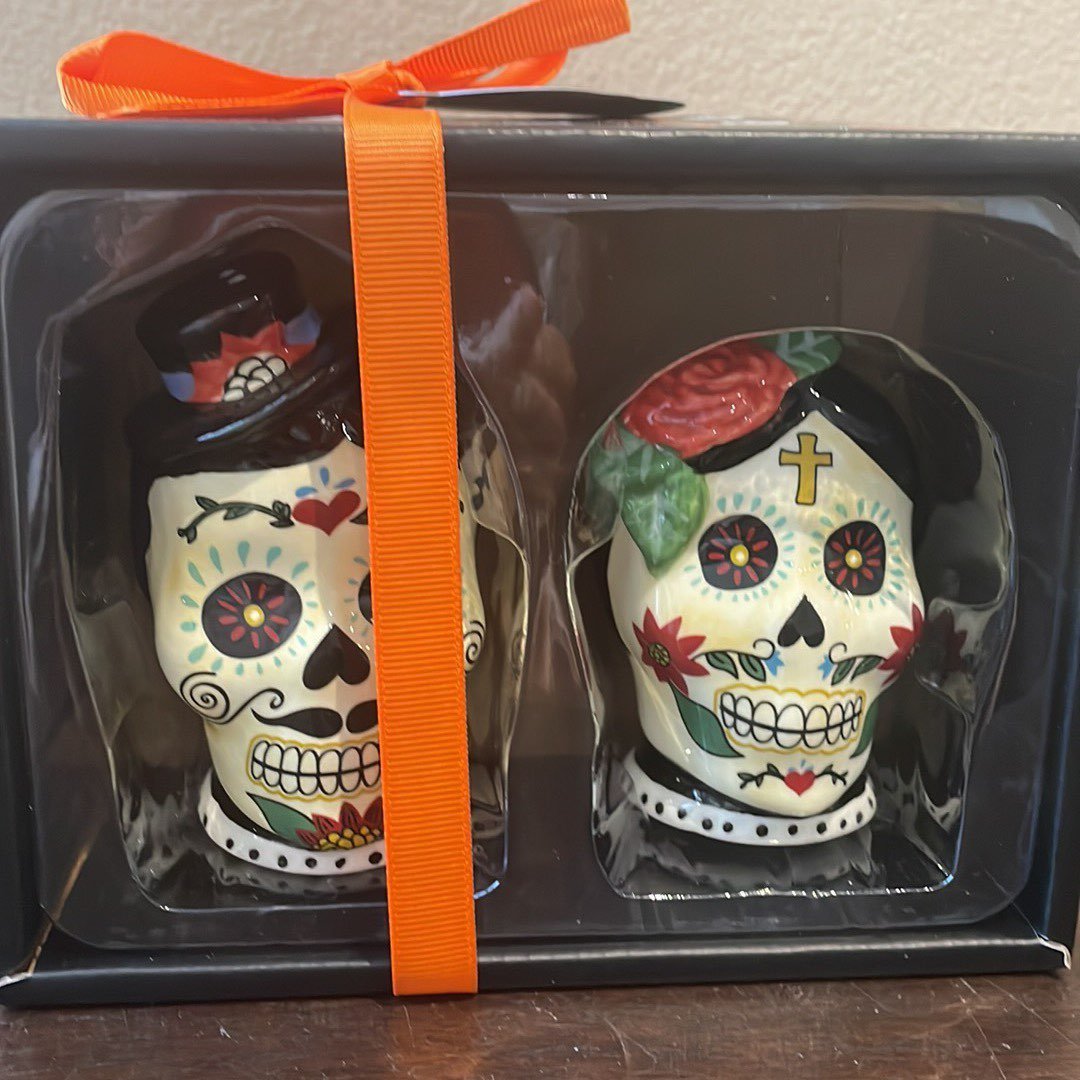NEW BLUE SKY CLAYWORKS HALLOWEEN DAY OF DEAD SALT AND PEPPER SHAKERS SUGAR SKULL