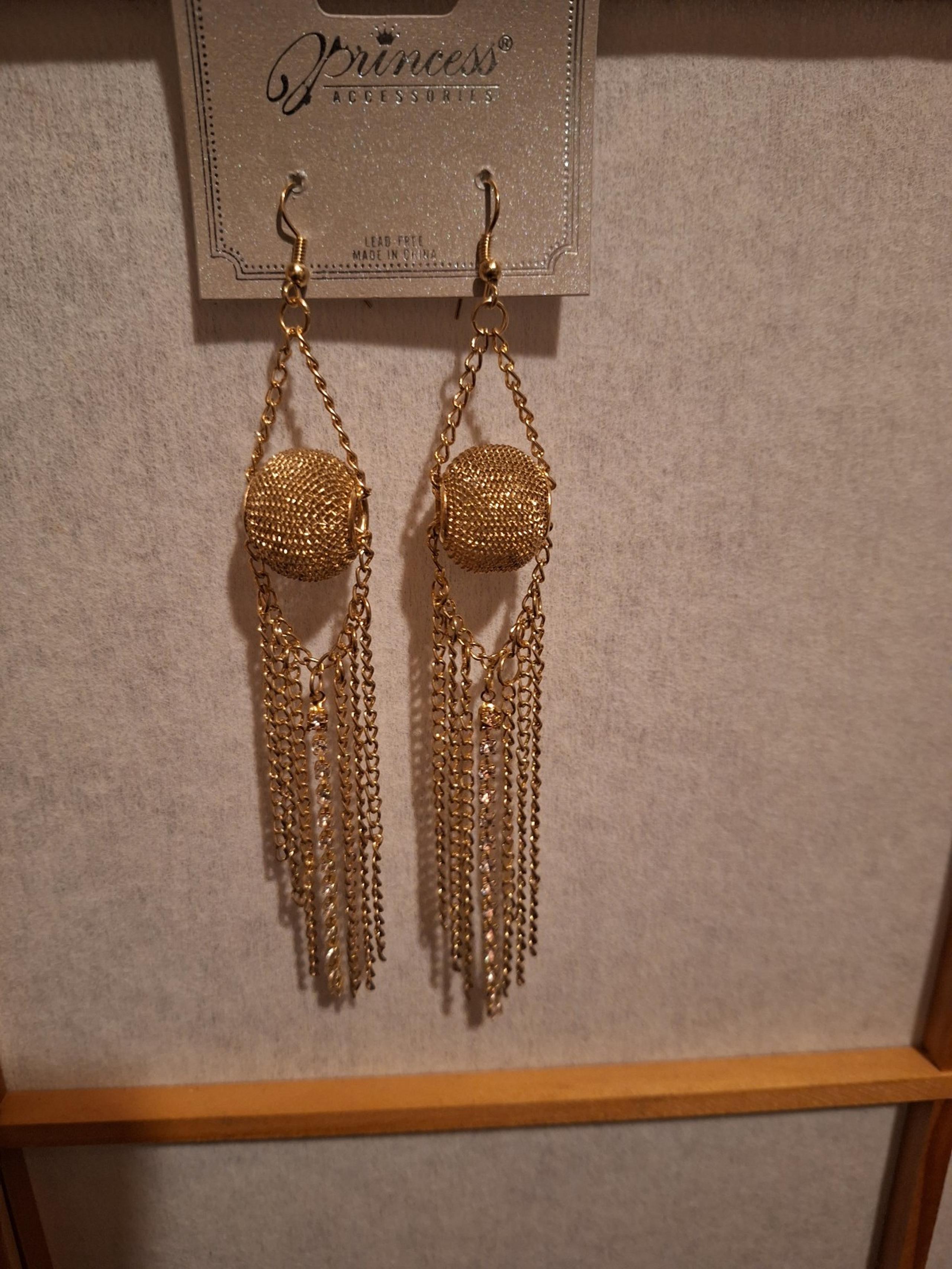 Dangling earing
