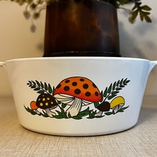 2 1/2 Quart Merry Mushroom Casserole Dish