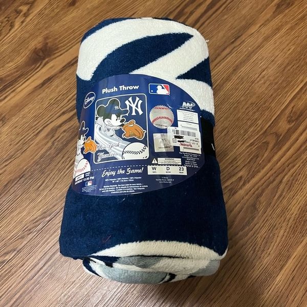 NEW Disney New York Yankees Mickey Mouse Plush Throw Blanket