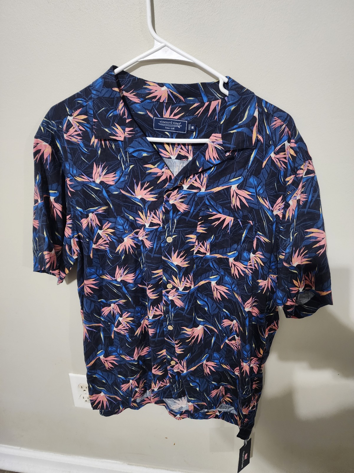 NWT! Vineyard short sleeves button up shirt, Medium