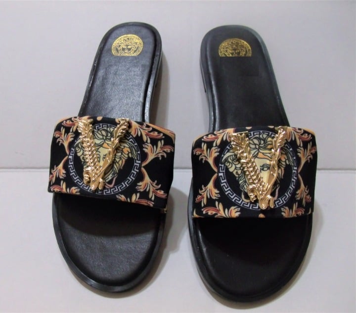 Retro Style Black/Yellow Medusa Print & Gold V Logo Women's Sandals Size 9.5