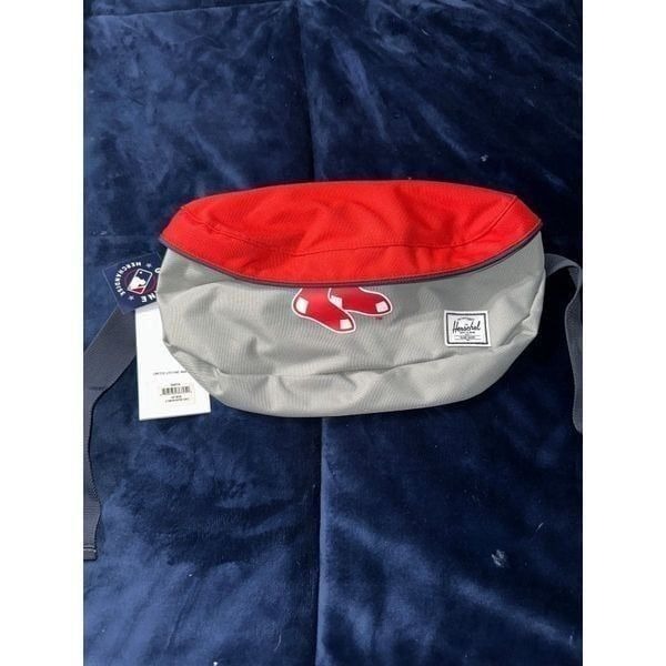 NWT Boston Red Sox Herschel Supply Co. Outfield Sixteen Hip Pack