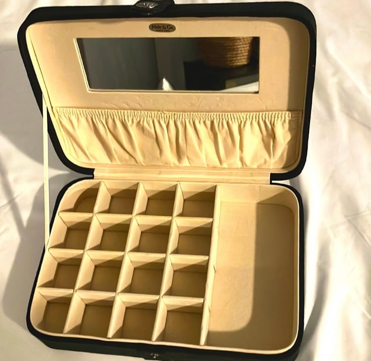 MELE & CO. TATUM PLUSH FABRIC JEWELRY BOX
