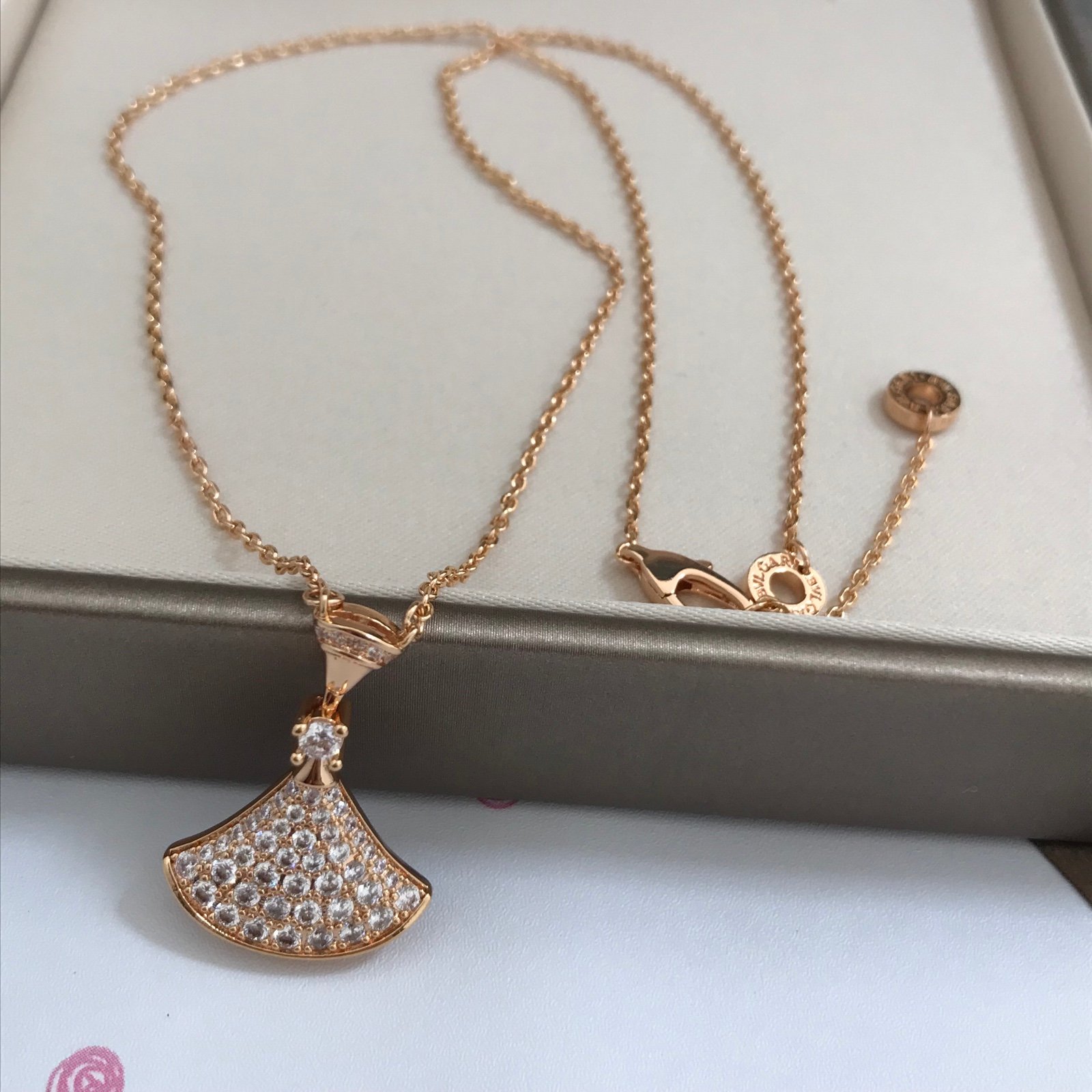 Divas' Dream necklace in 18 kt rose gold with pendant