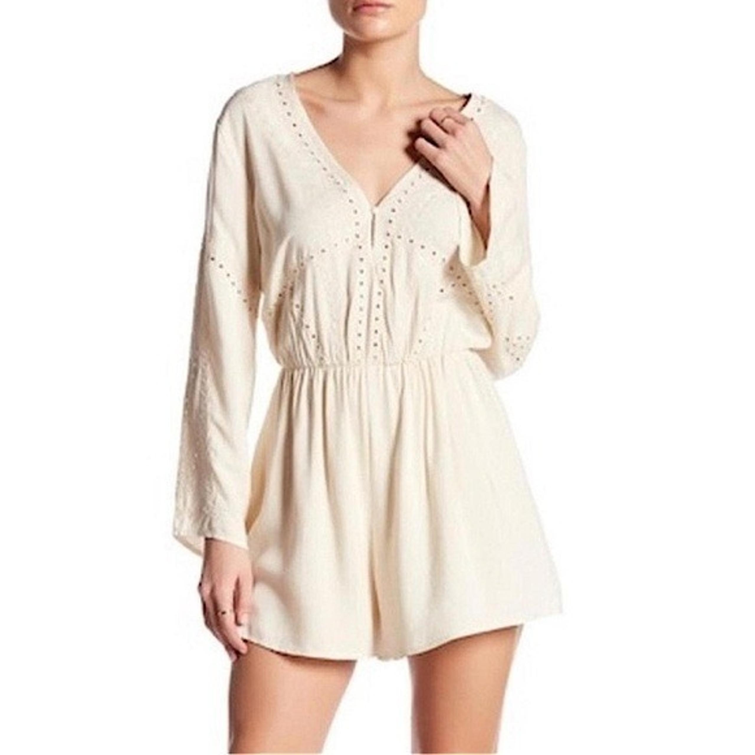 ASTR Anthropologie Cream eyelet boho rompers embroidered women’s size L